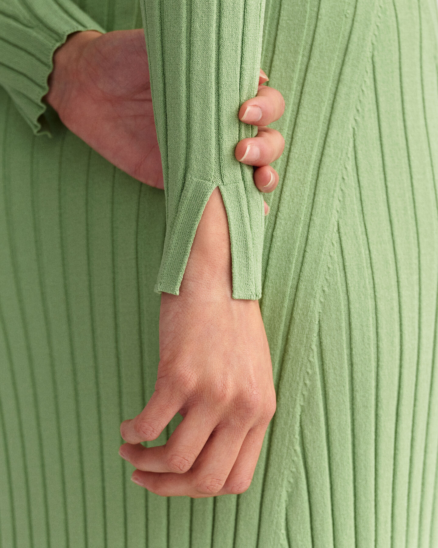 Robe ras du cou c&ocirc;tel&eacute;e