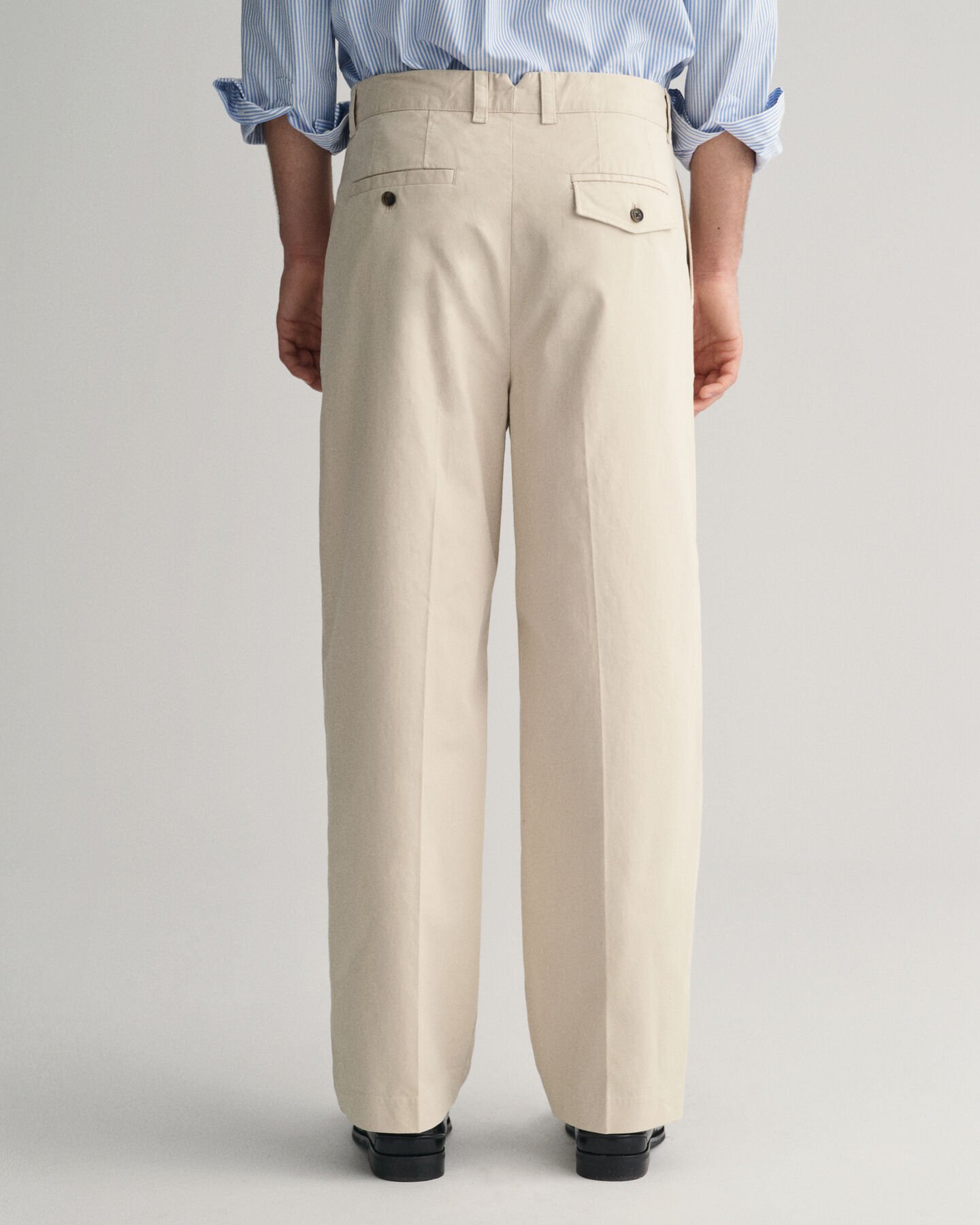 Pantalon chino relaxed fit en coton bross&eacute;