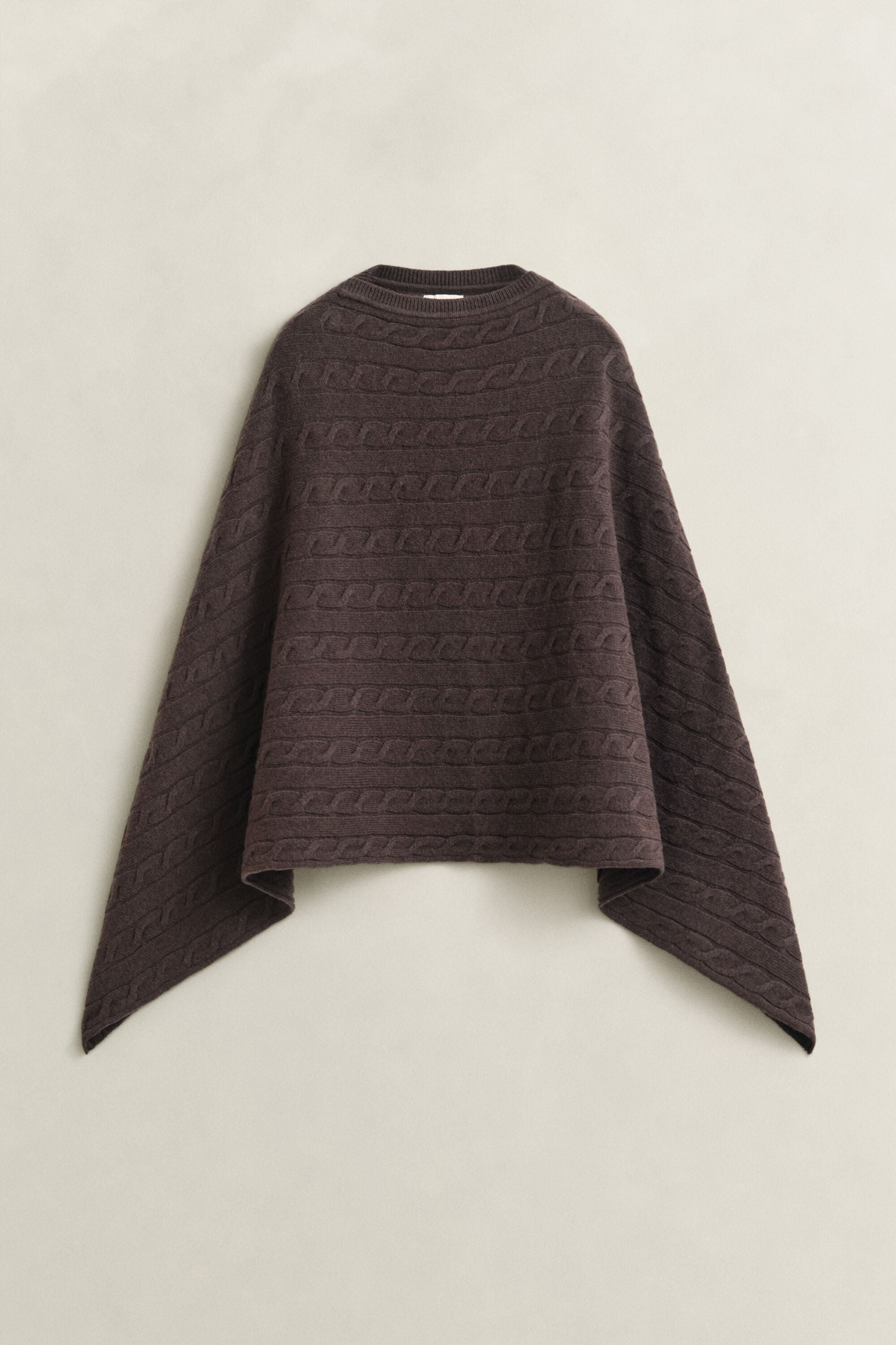 Poncho en maille de laine à torsades