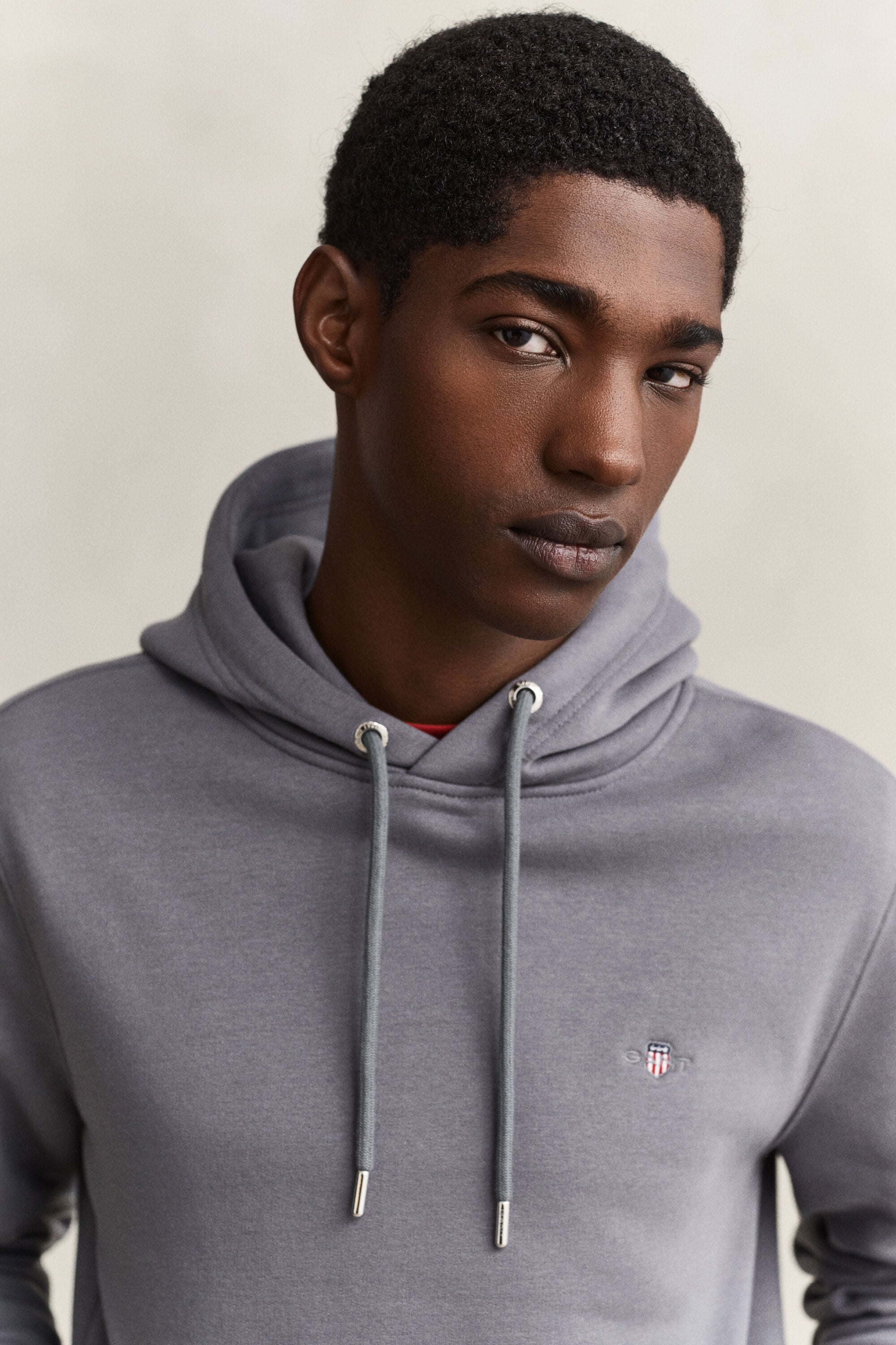 Sweat à capuche avec écusson