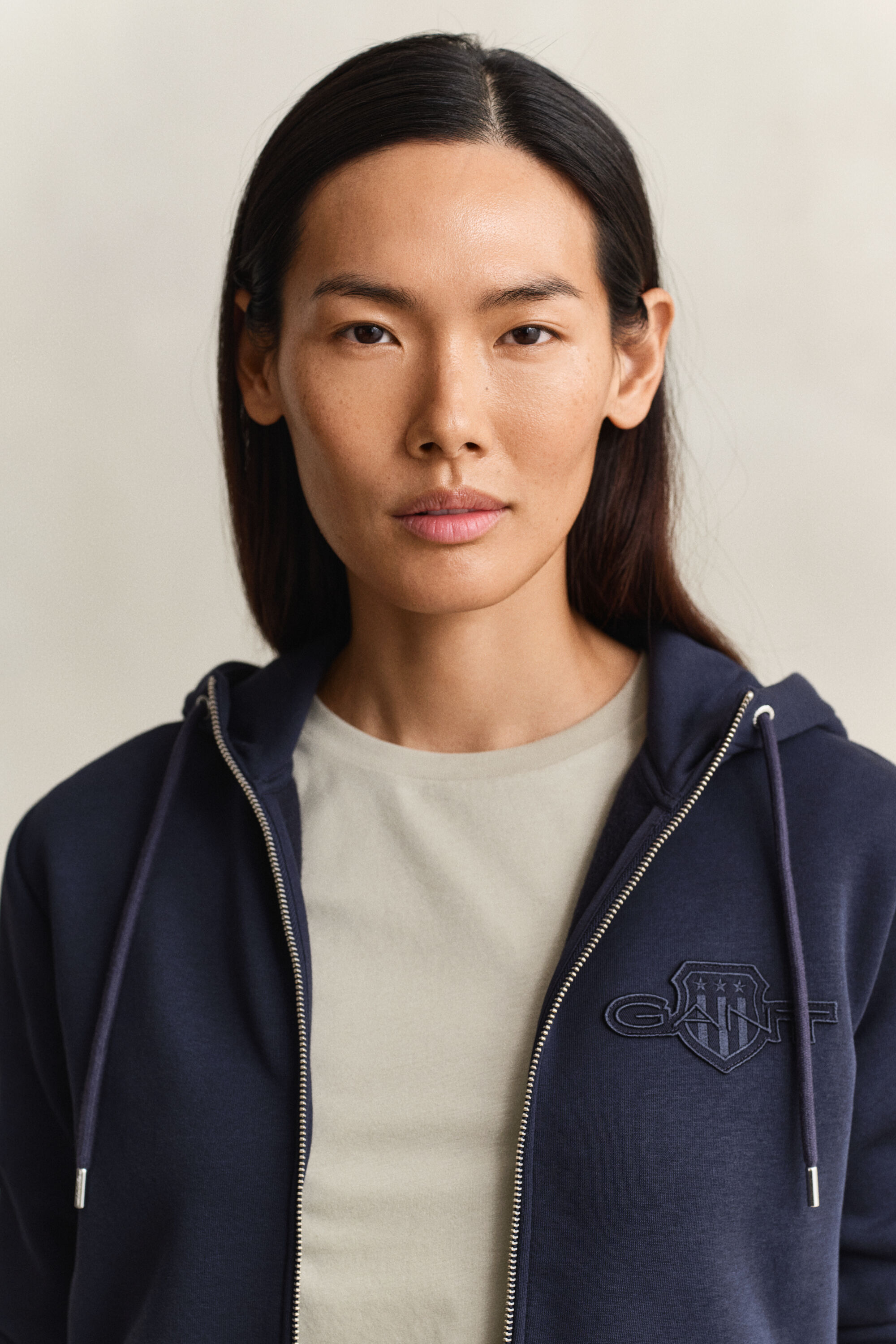 Sweat à capuche zippé avec écusson ton sur ton