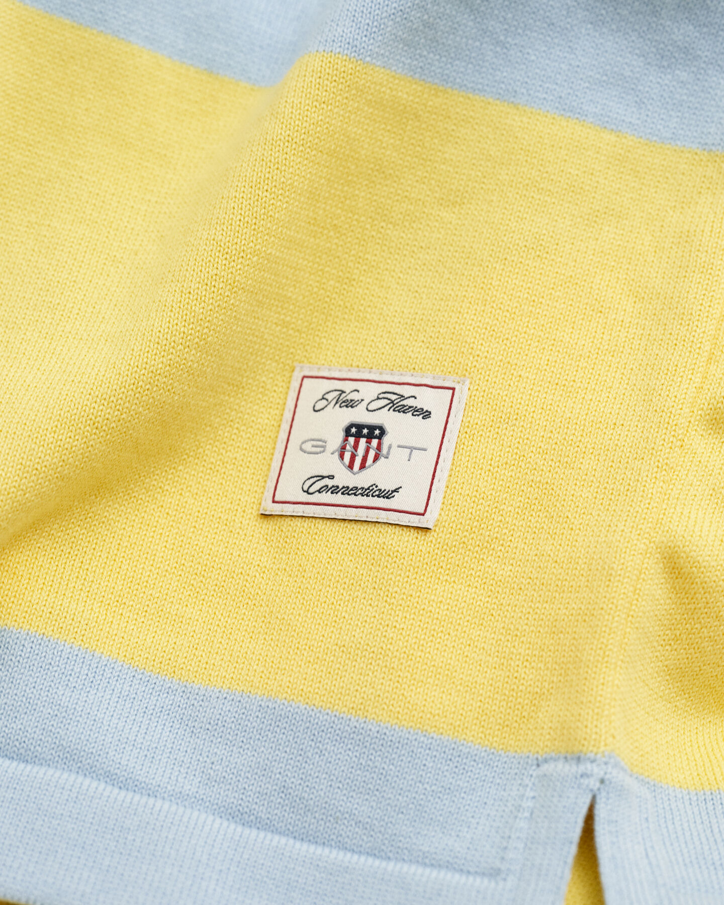 Polo en coton microtextur&eacute; &agrave; rayures