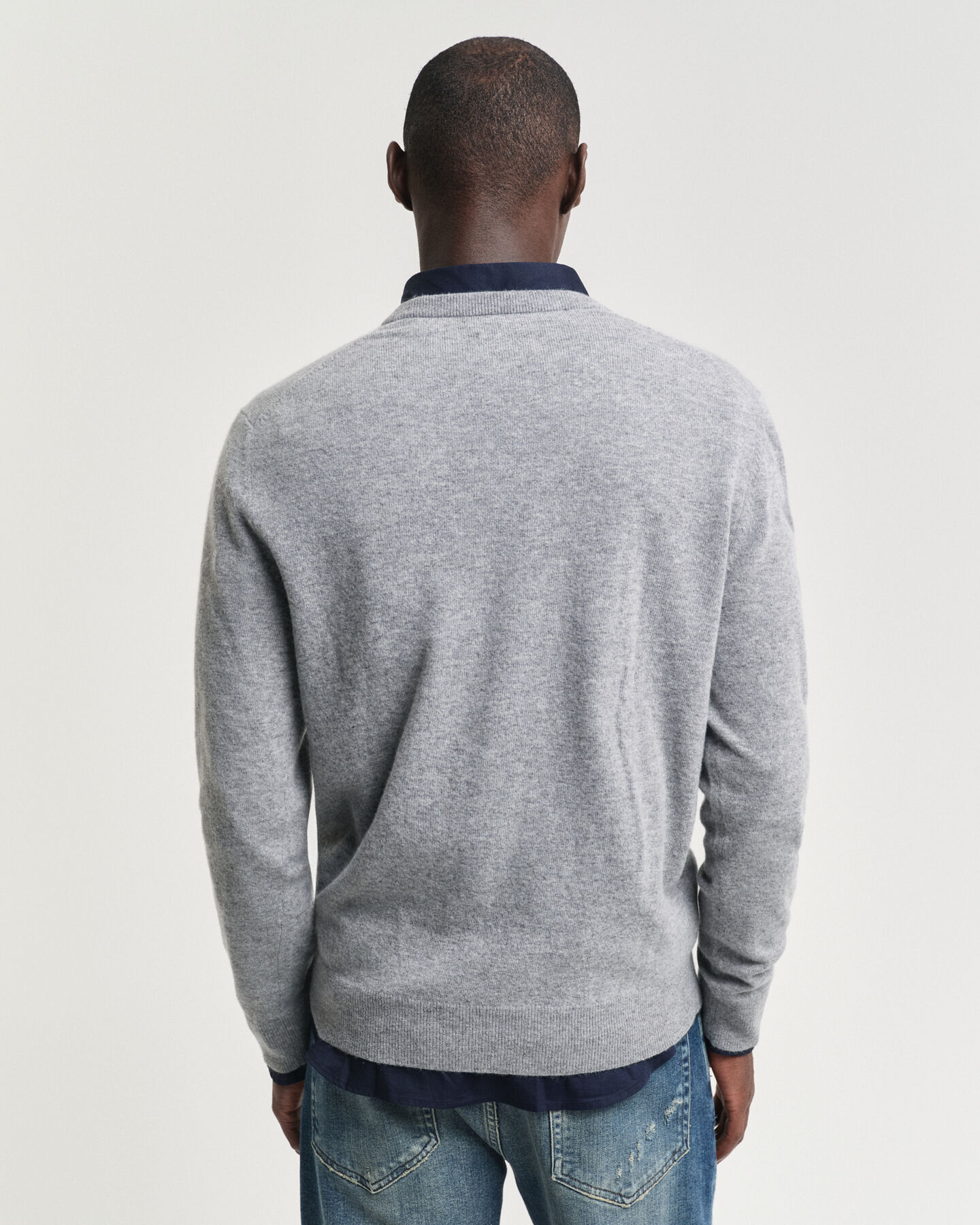 Pull col V en laine d'agneau extrafine Seasonal Essential