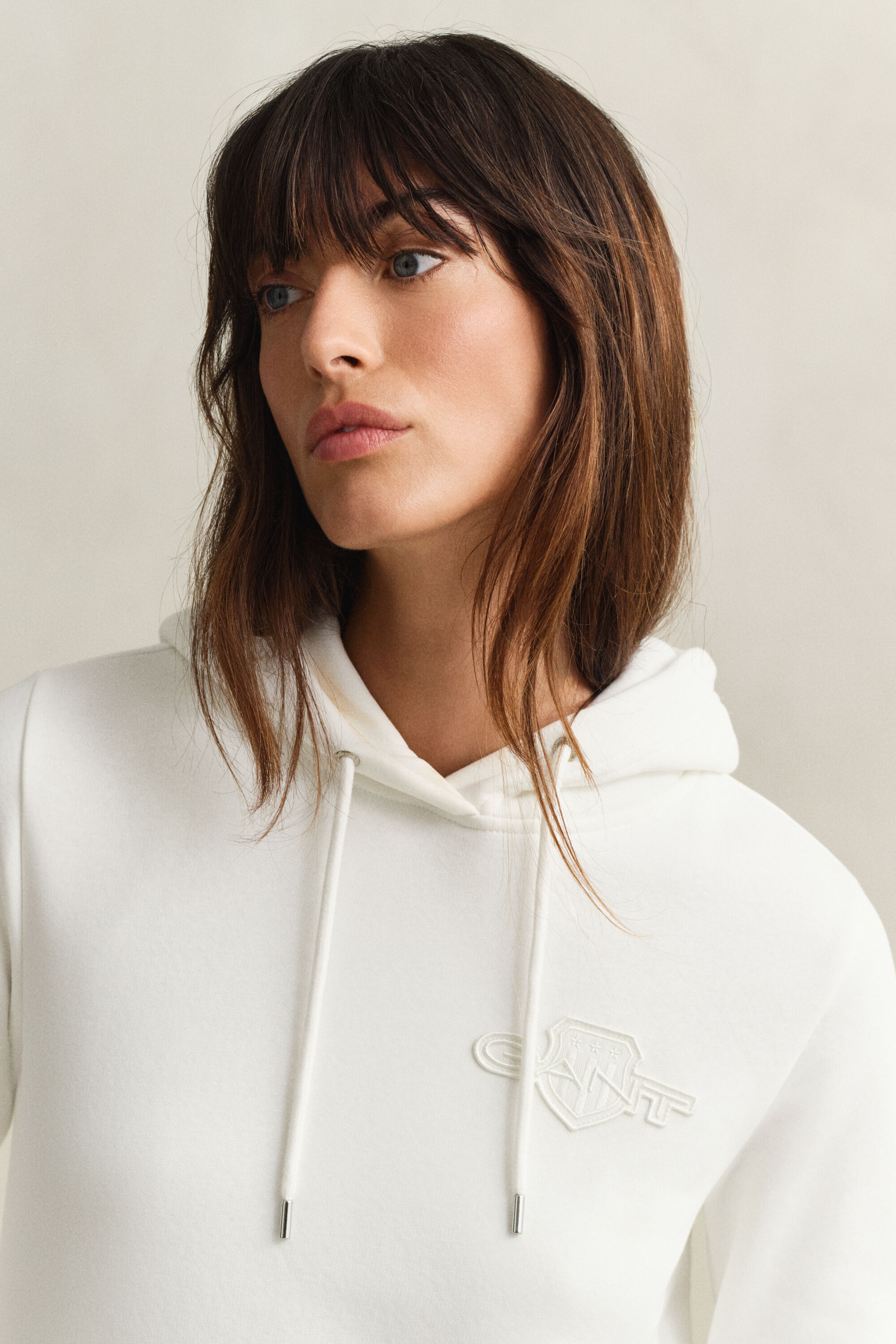 Sweat à capuche avec écusson ton sur ton