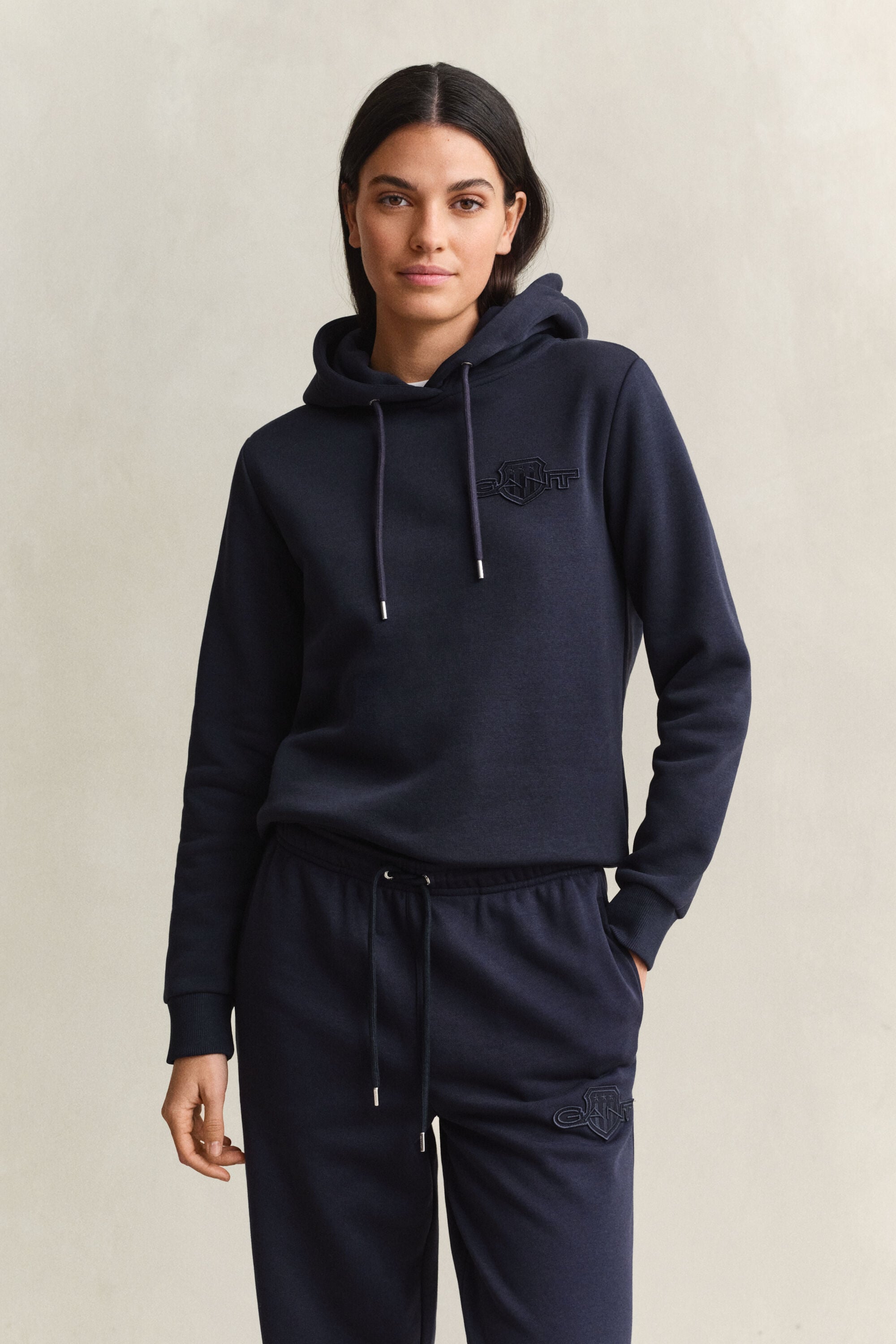 Sweat à capuche avec écusson ton sur ton
