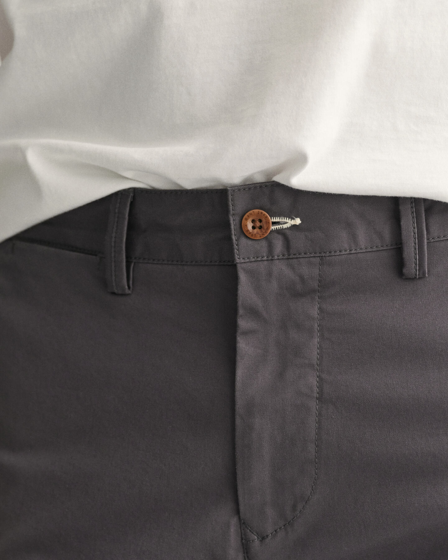 Pantalon chino coupe fusel&eacute;e en serg&eacute;