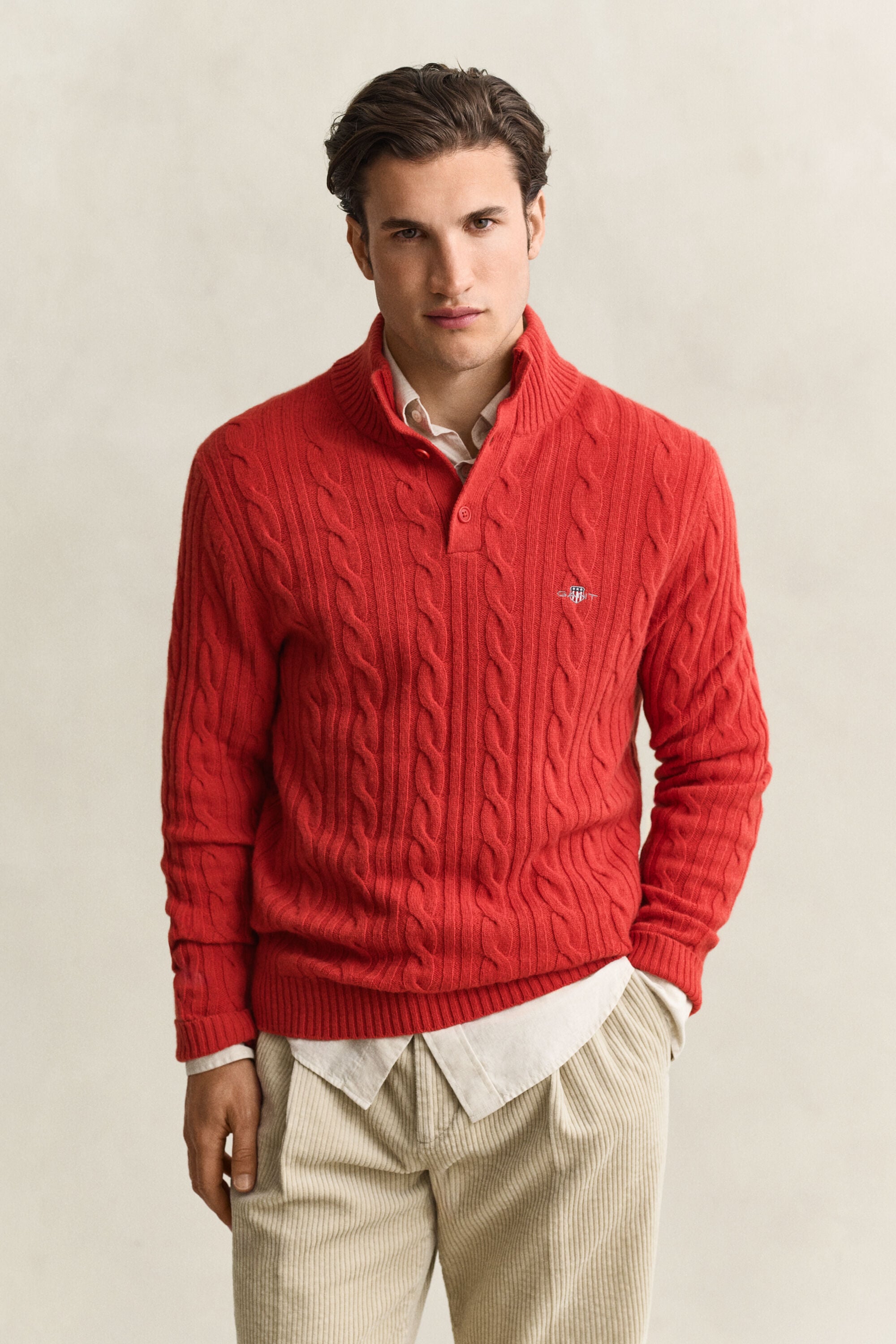 Pull semi-boutonné en laine d’agneau à maille torsadée