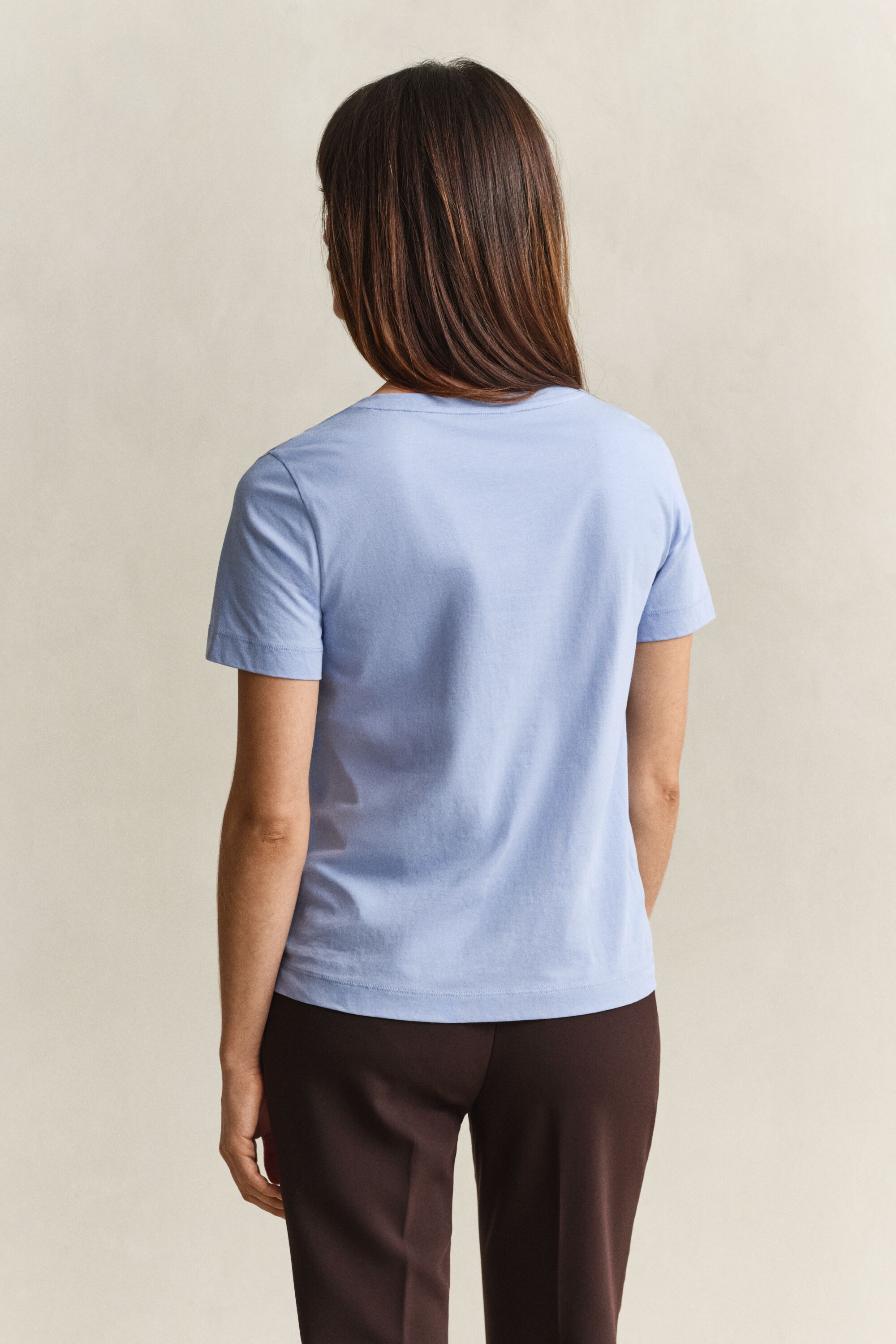 T-shirt col V avec écusson