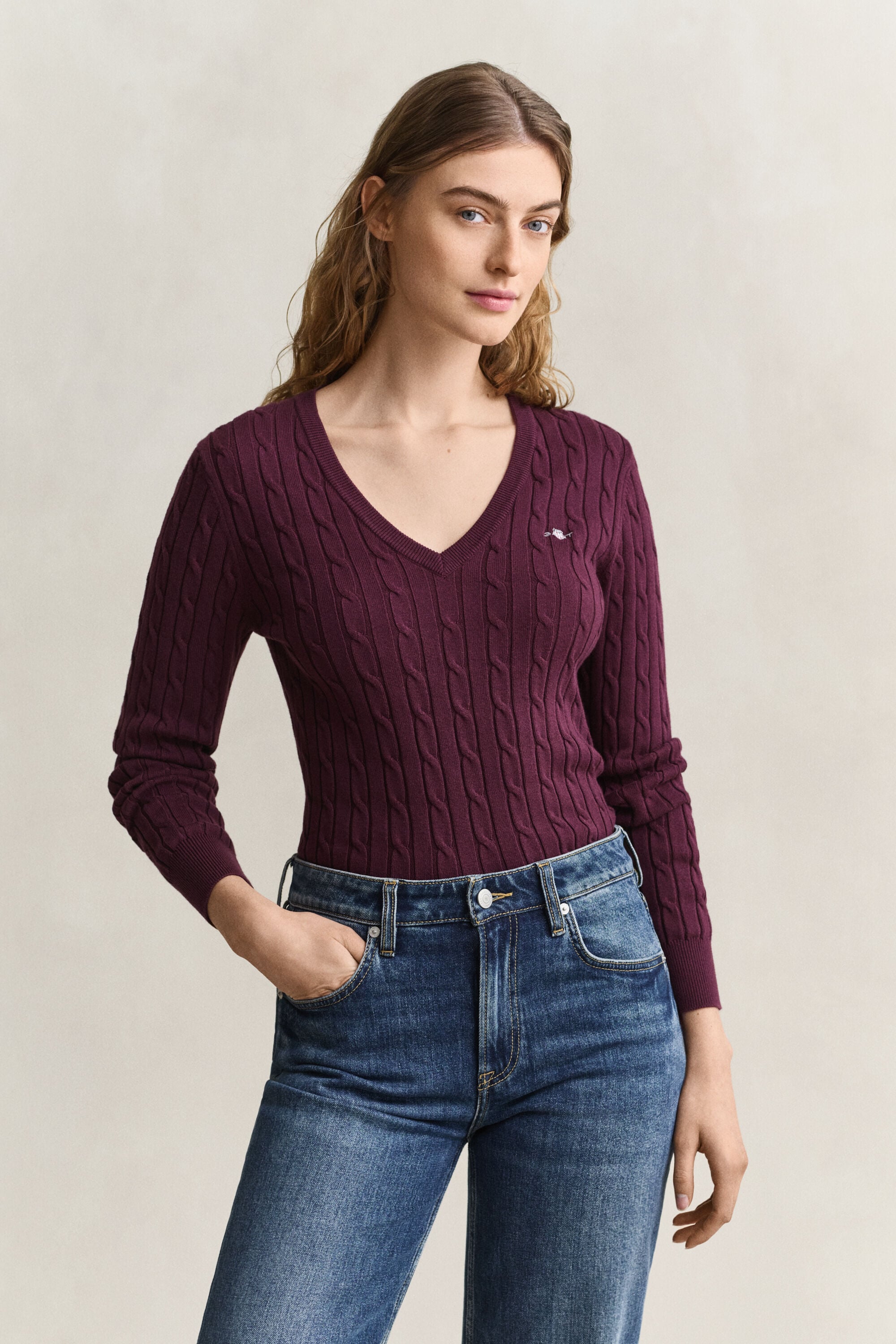 Pull col V en maille de coton stretch à torsades