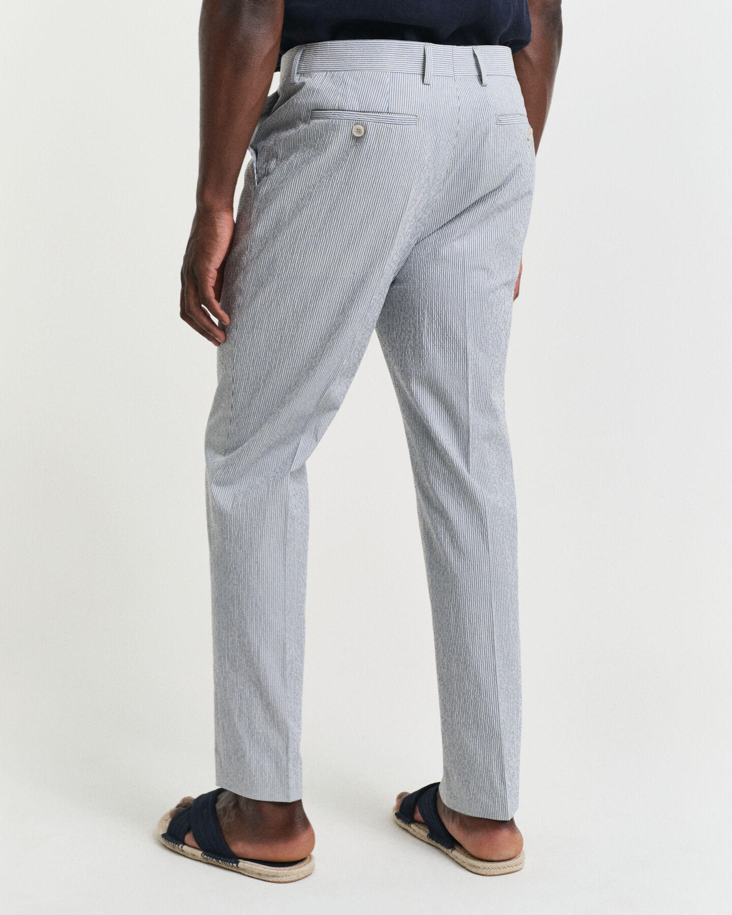 Pantalon de costume coupe slim fusel&eacute;e en seersucker