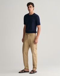Pantalon chino coupe fuselée en sergé