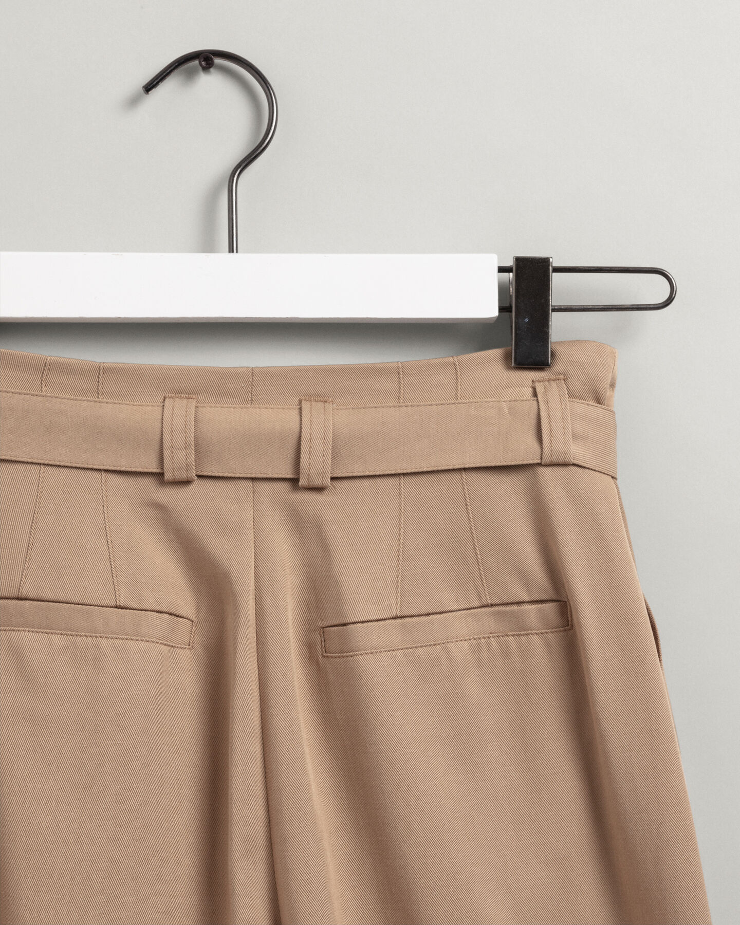 Pantalon chino pliss&eacute; &agrave; taille haute Fluid