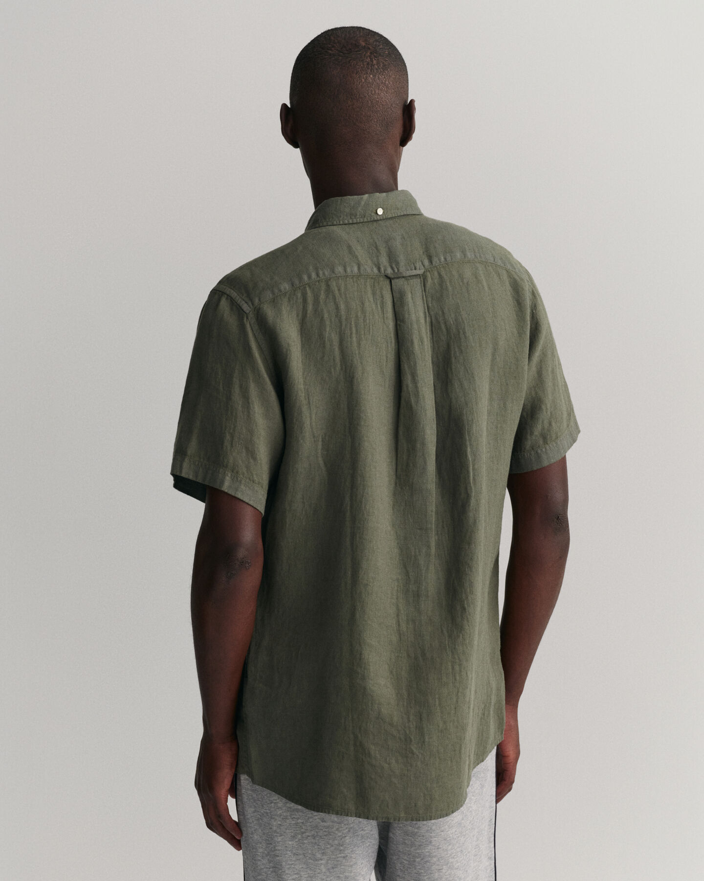 Chemise regular fit en lin teint en pi&egrave;ce &agrave; manches courtes