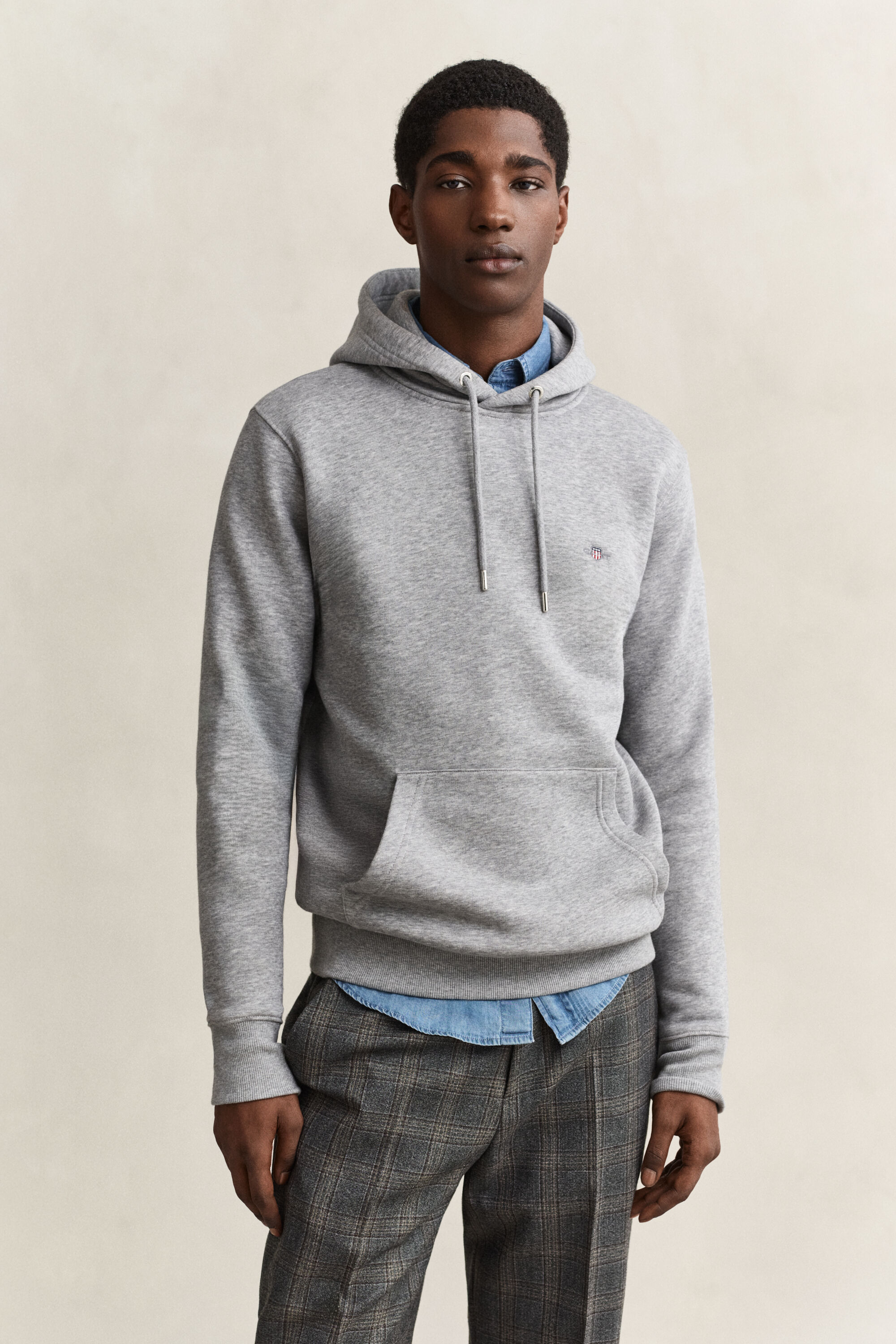 Sweat à capuche avec écusson