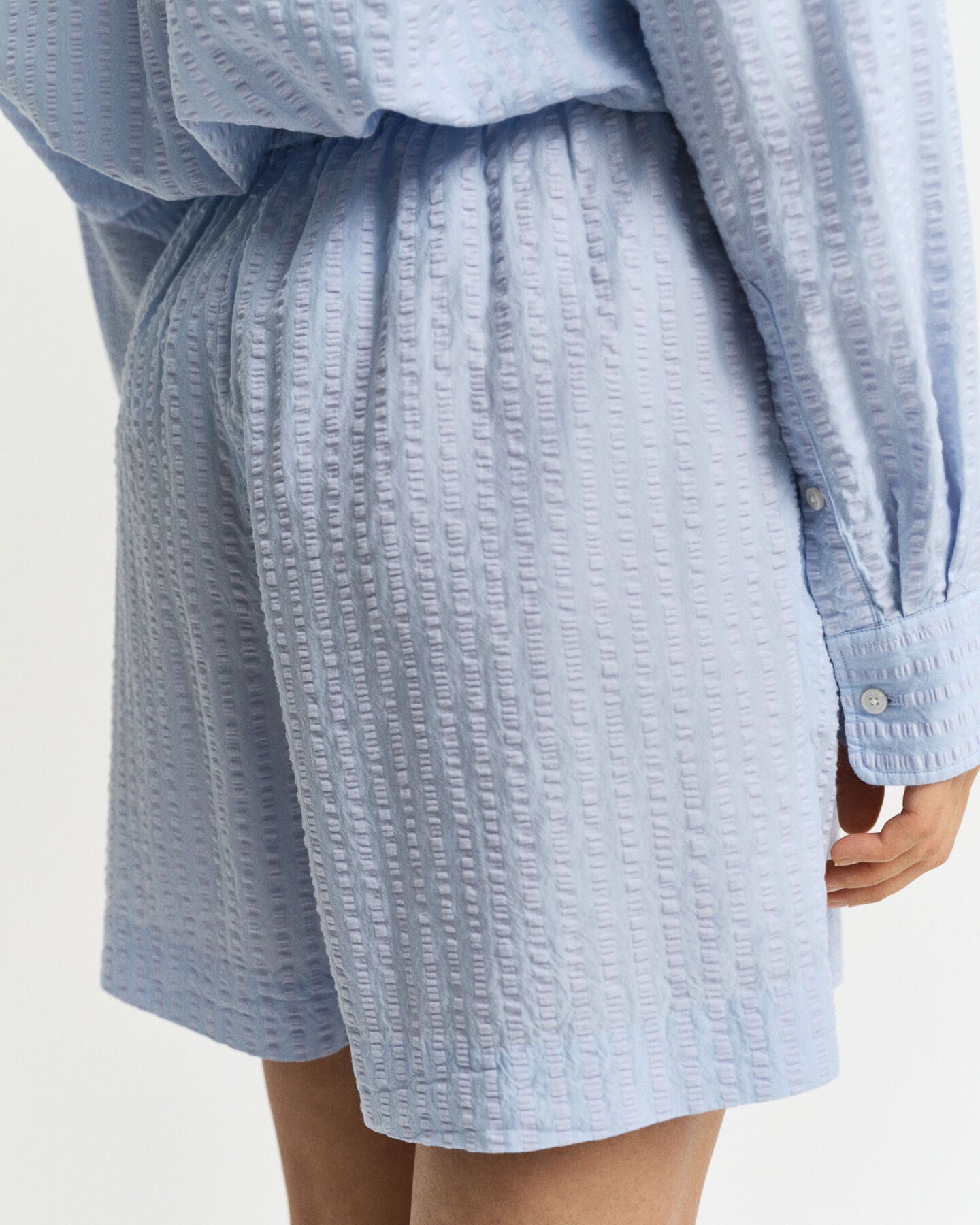 Short &agrave; rayures ton sur ton en seersucker