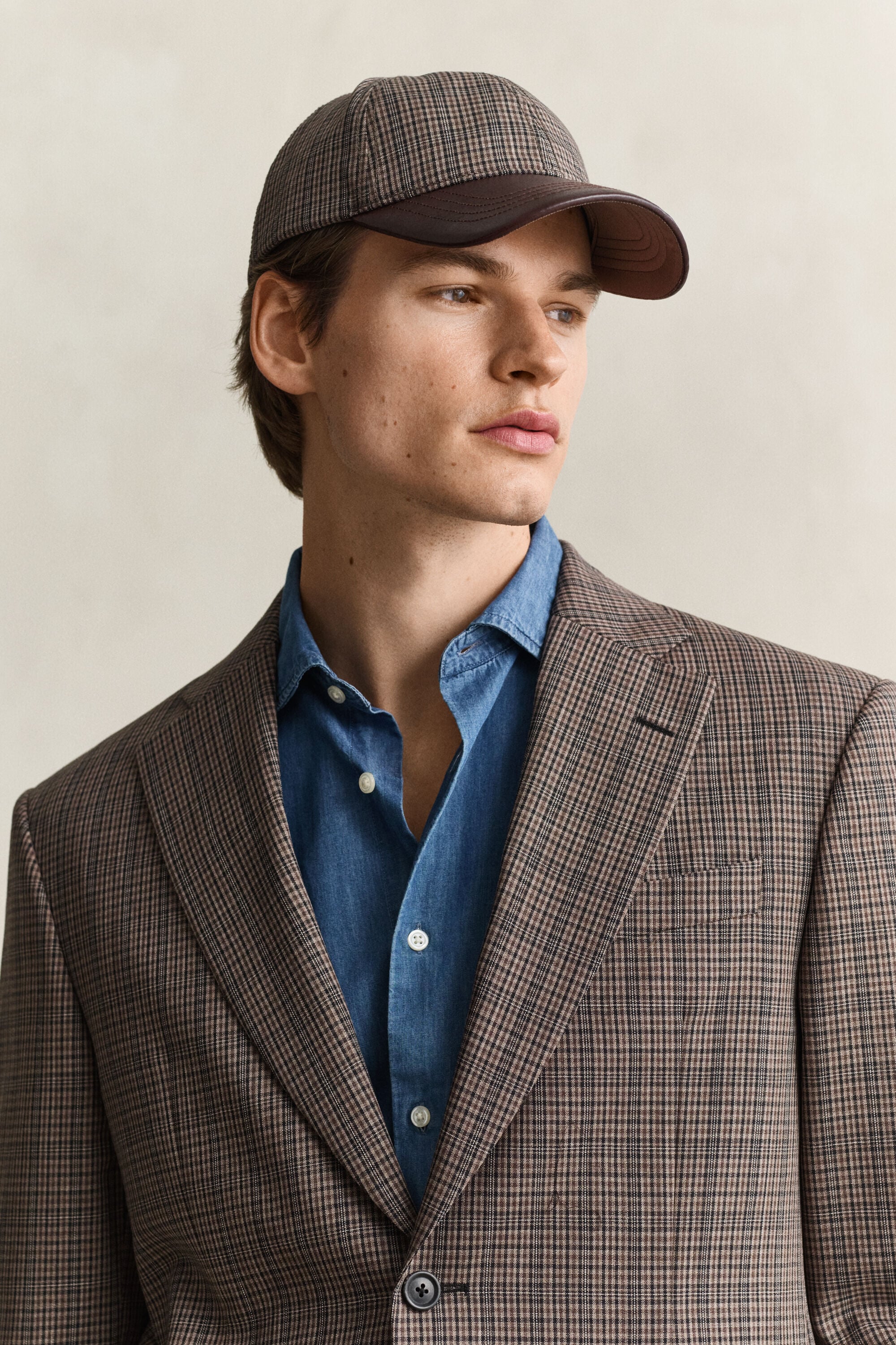 Casquette en laine à carreaux avec visière en cuir