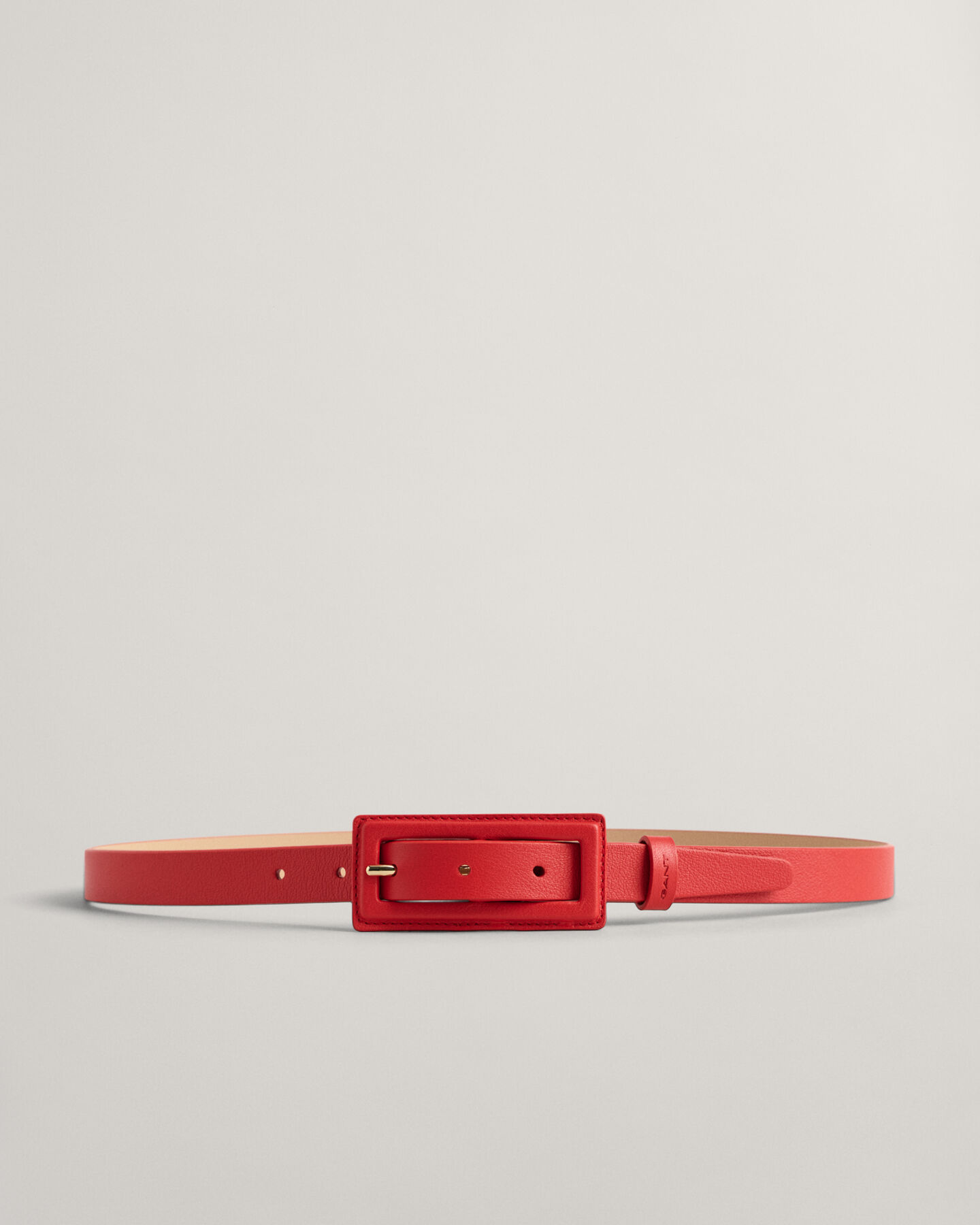 Ceinture fine en cuir avec boucle recouverte de cuir
