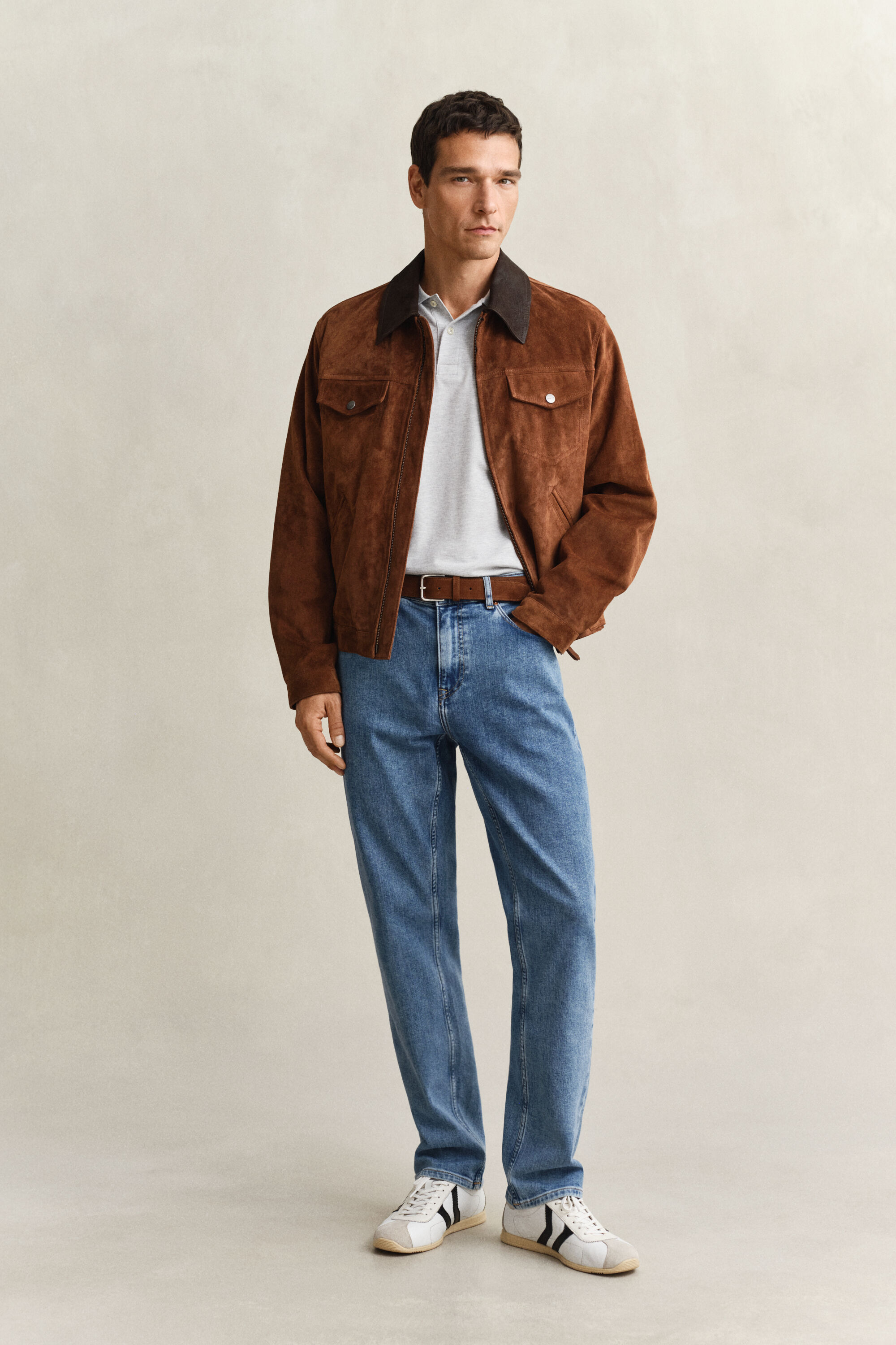 Jean coupe regular à délavage épuré