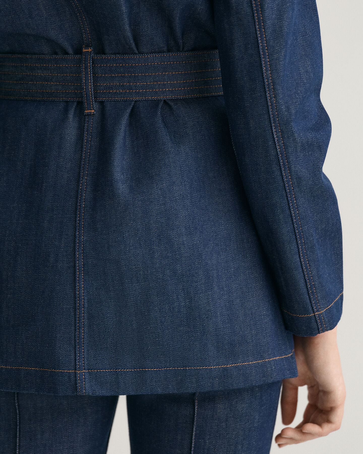 Veste en denim avec finitions en cuir