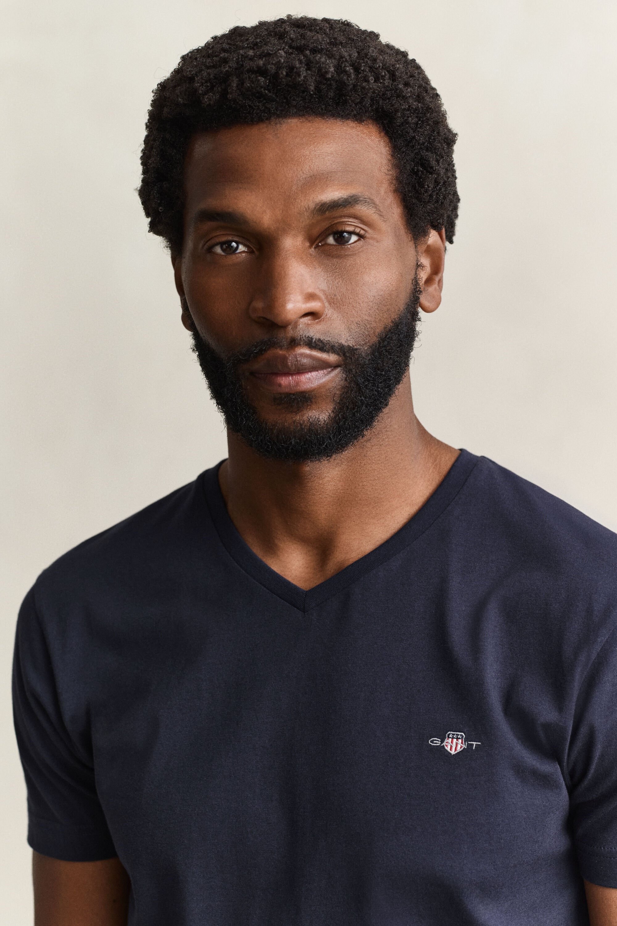 T-shirt col V avec écusson