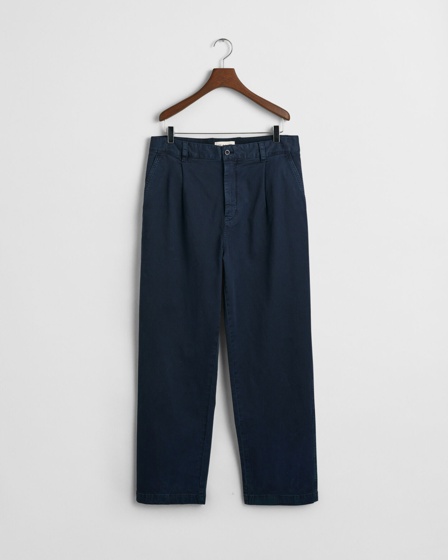 Pantalon chino relaxed fit en serg&eacute; de coton