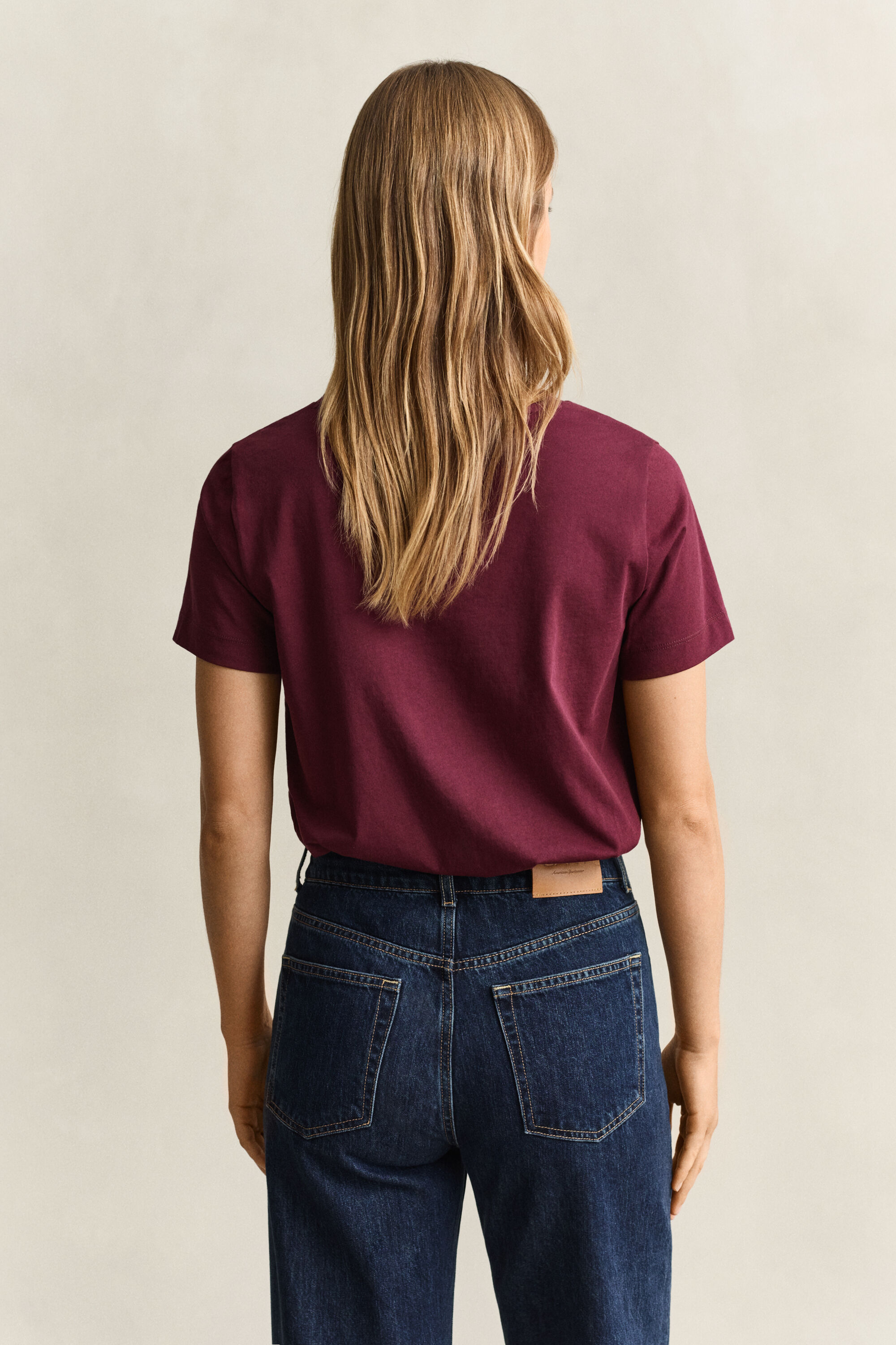 T-shirt col V avec écusson
