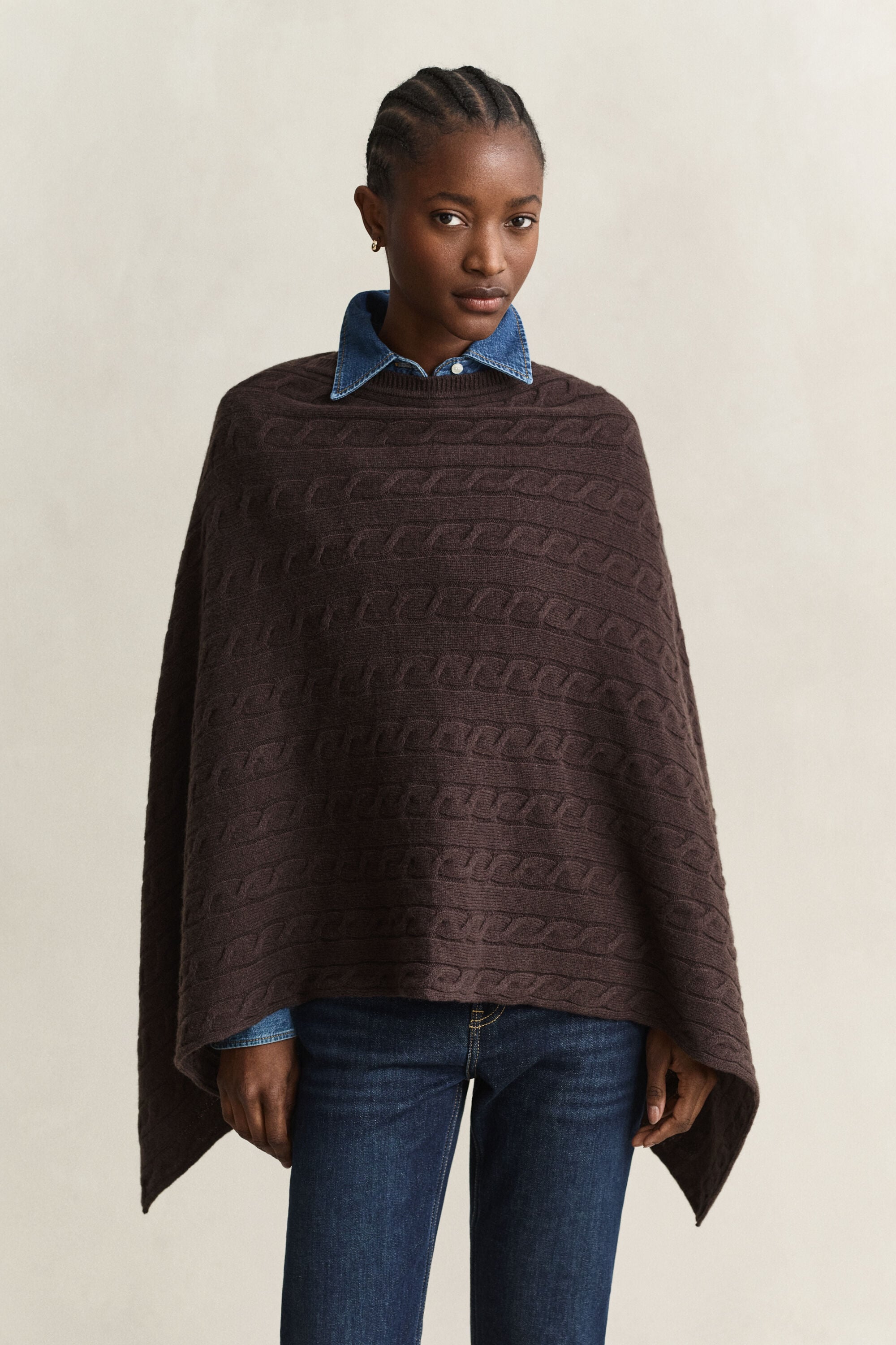 Poncho en maille de laine à torsades