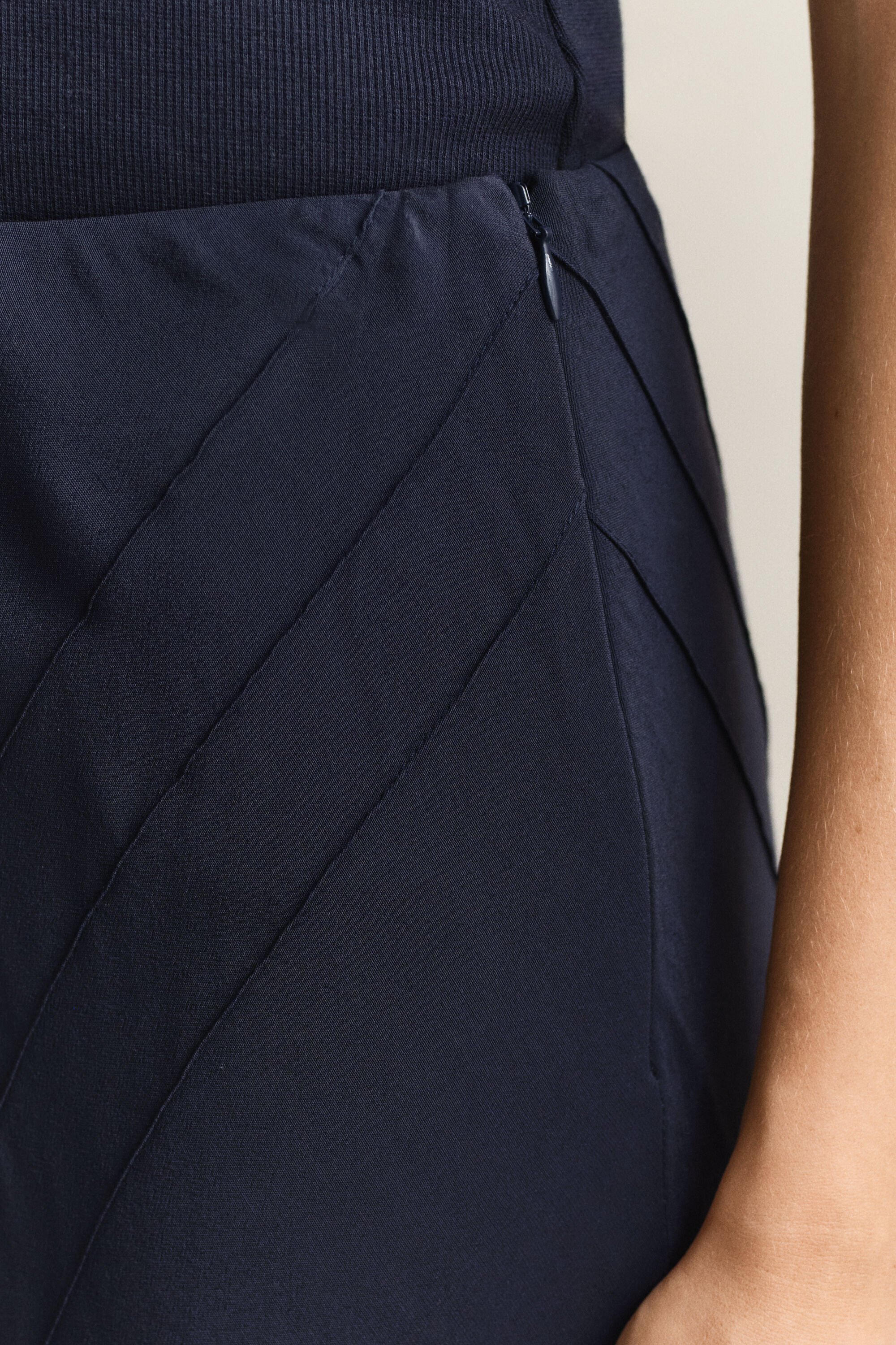 Jupe évasée coupée dans le biais