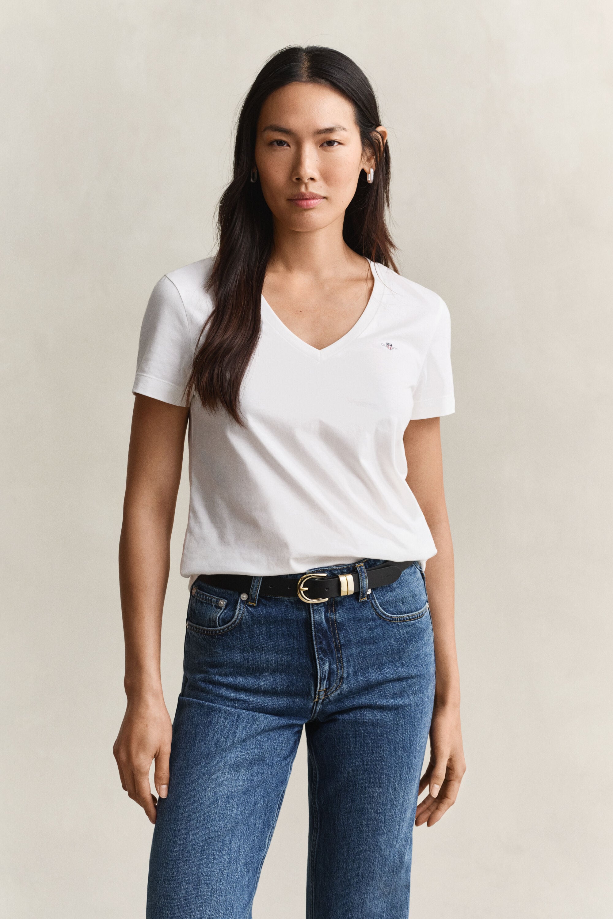 T-shirt col V avec écusson