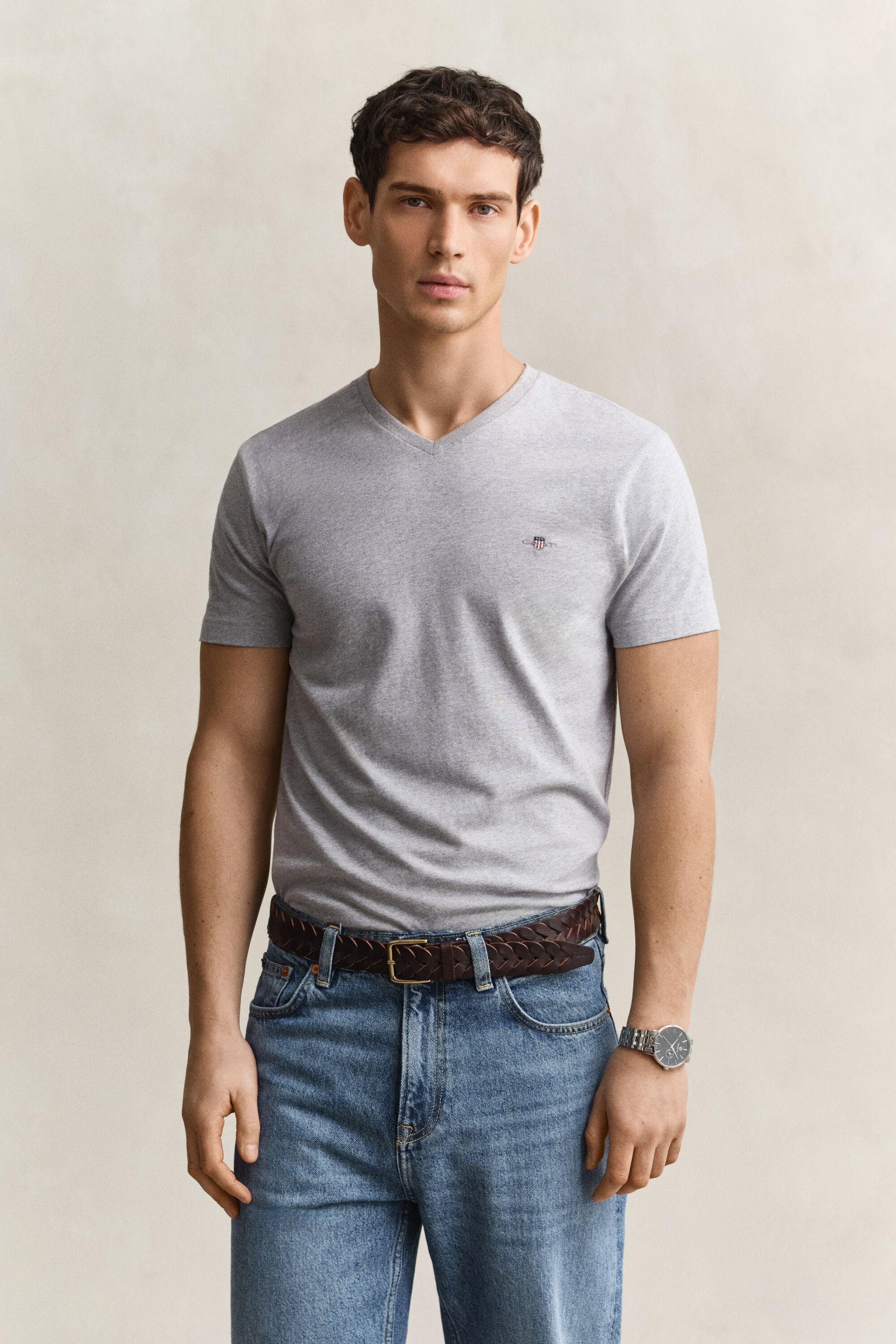 T-shirt col V avec écusson