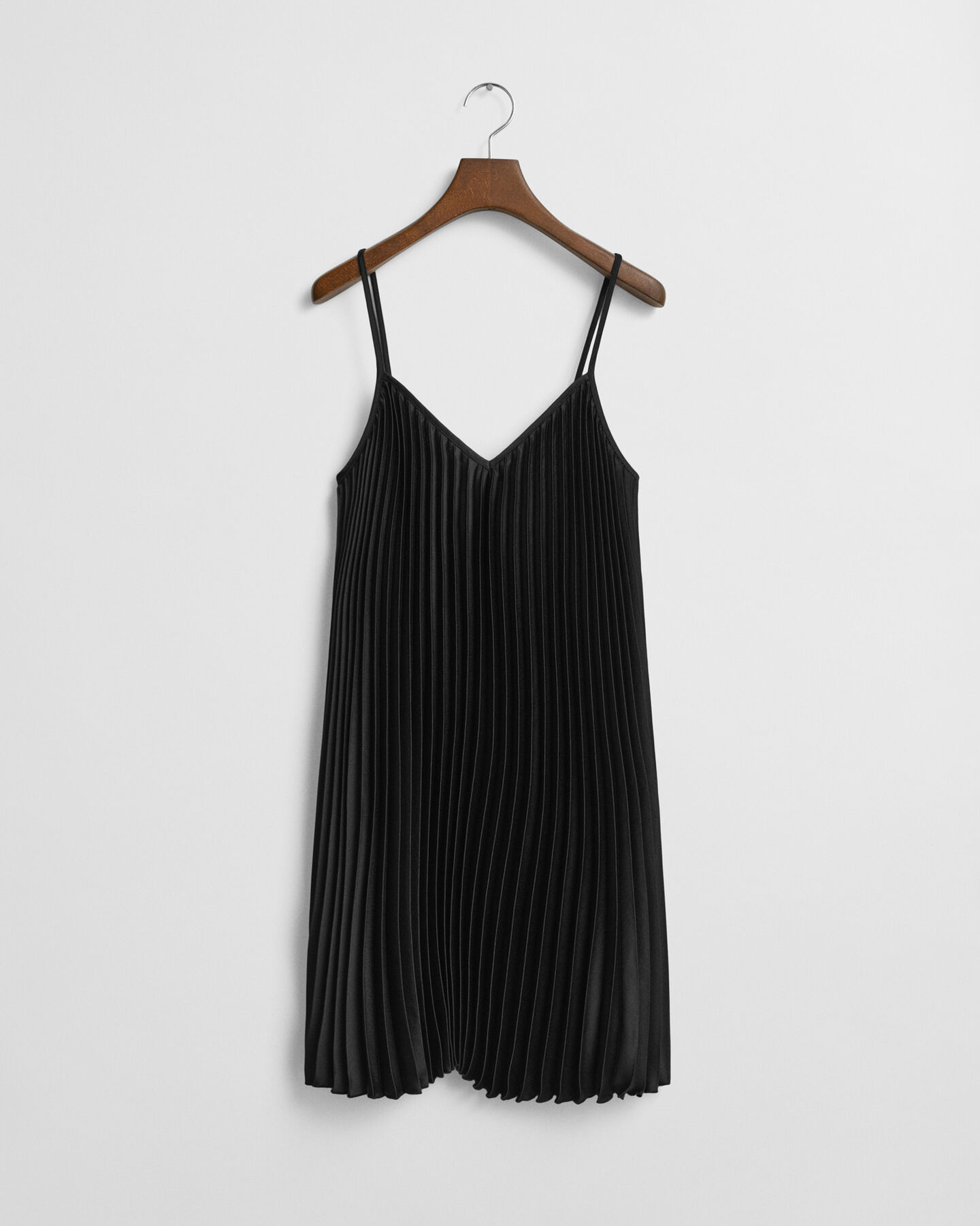 Robe courte plissée en satin à bretelles