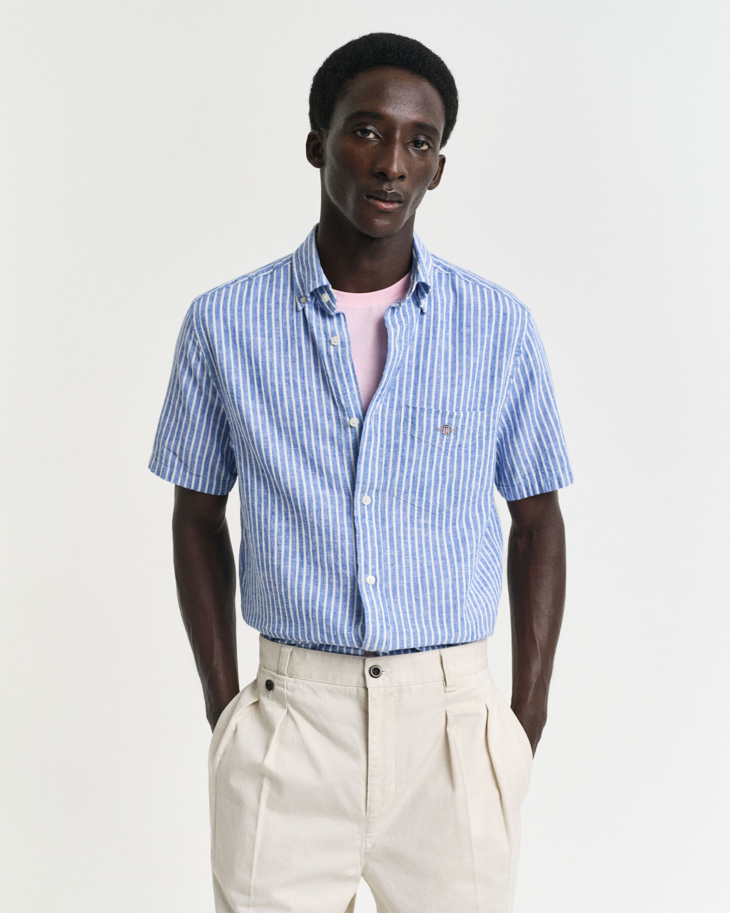 Chemise regular fit en coton et lin à rayures et manches courtes