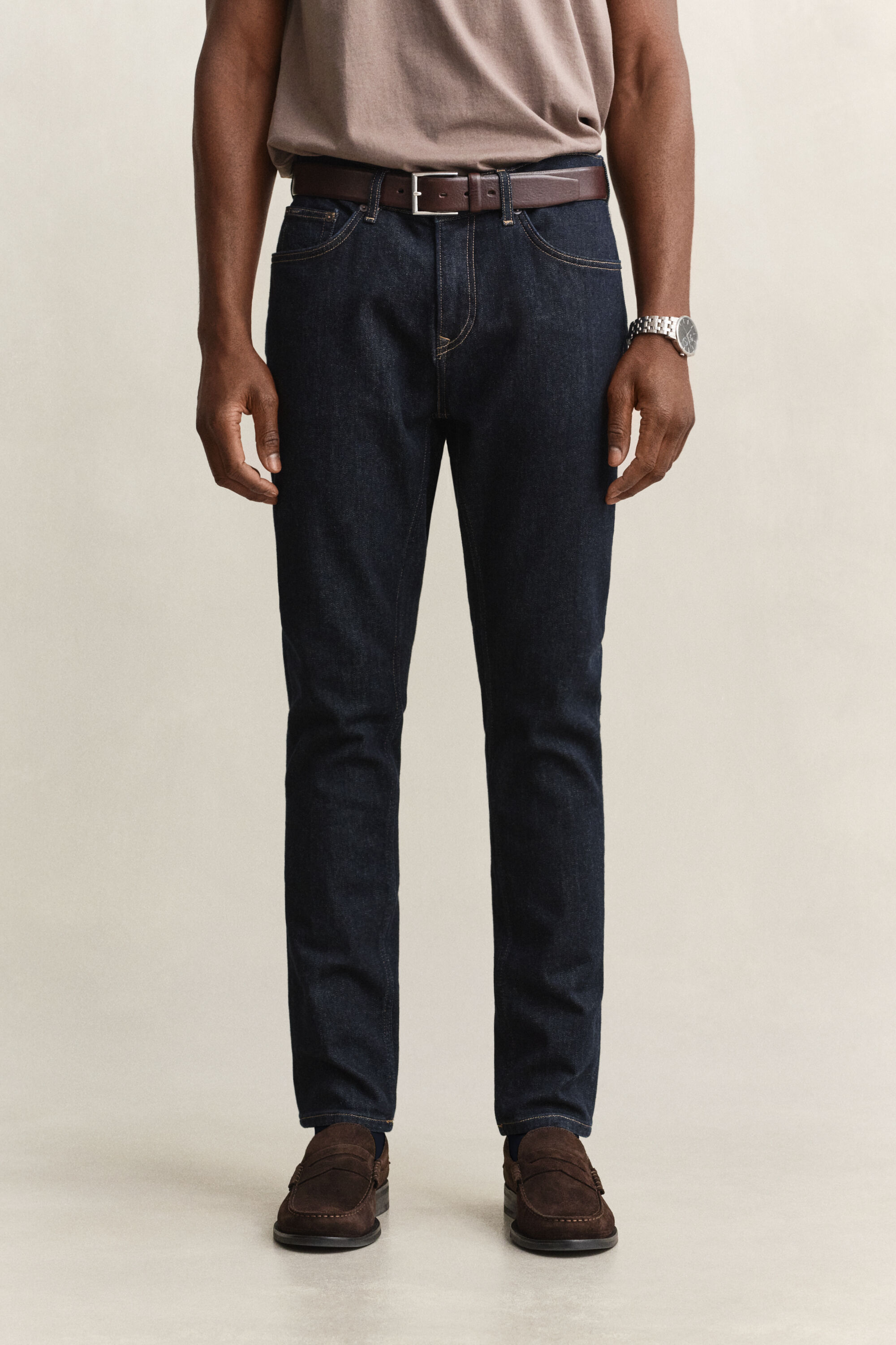 Jean coupe slim à délavage épuré