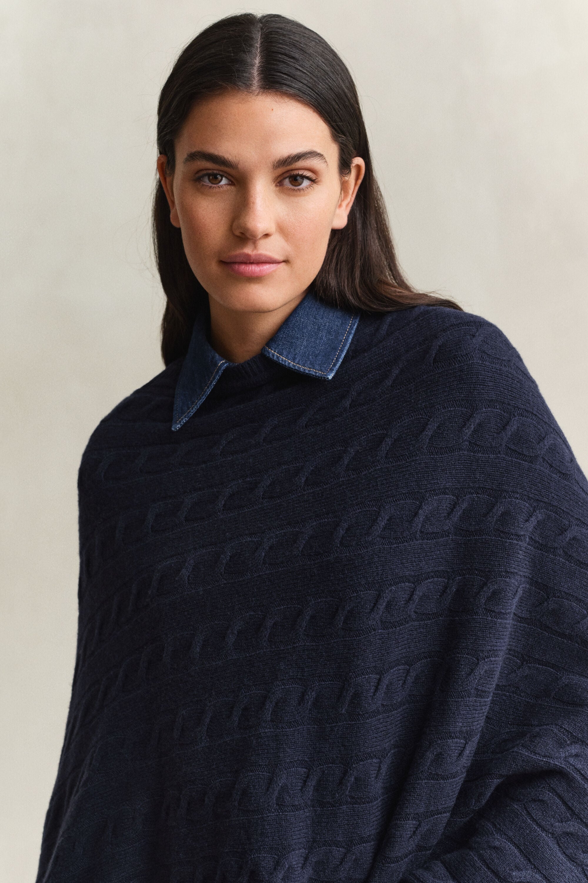Poncho en maille de laine à torsades