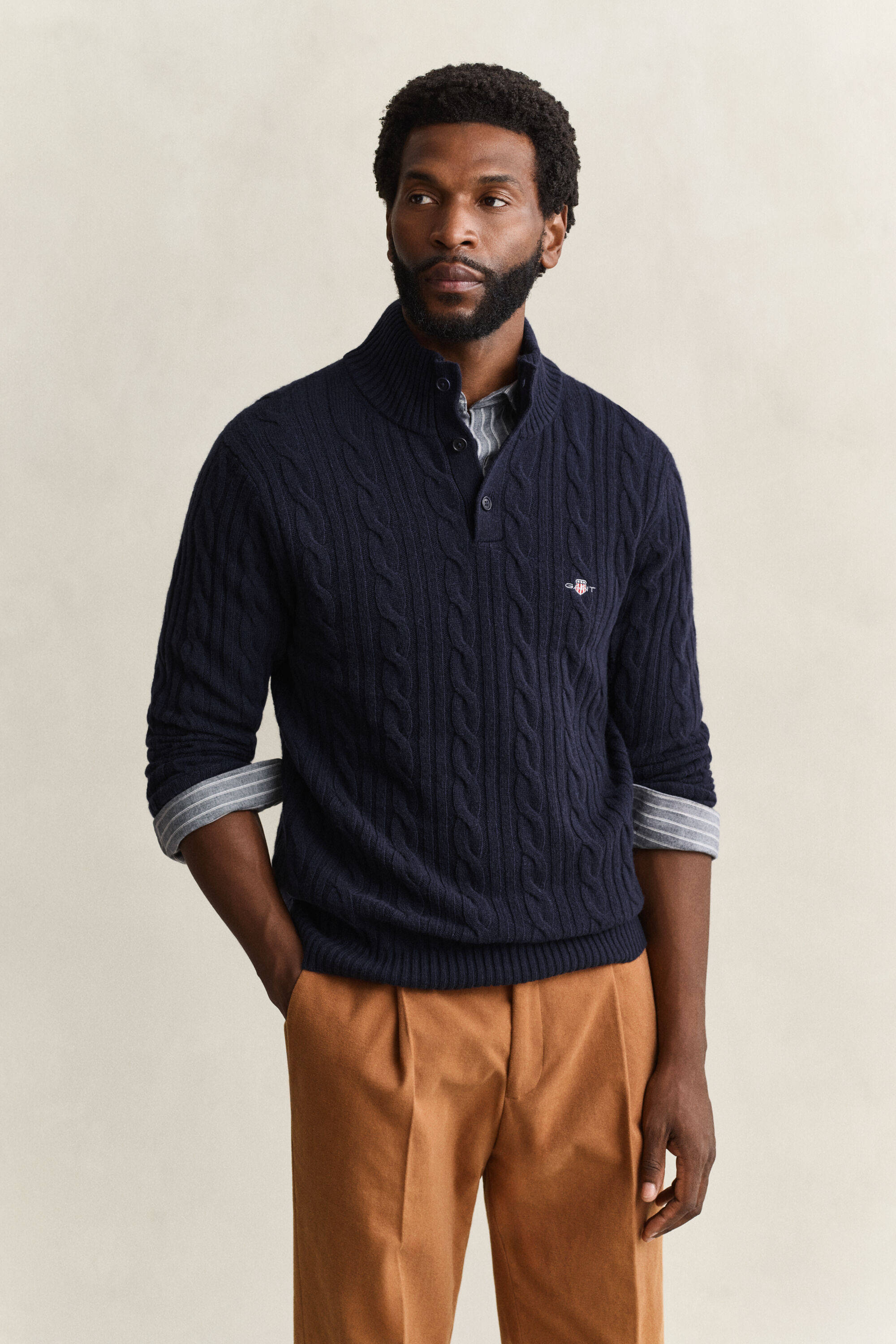 Pull semi-boutonné en laine d’agneau à maille torsadée
