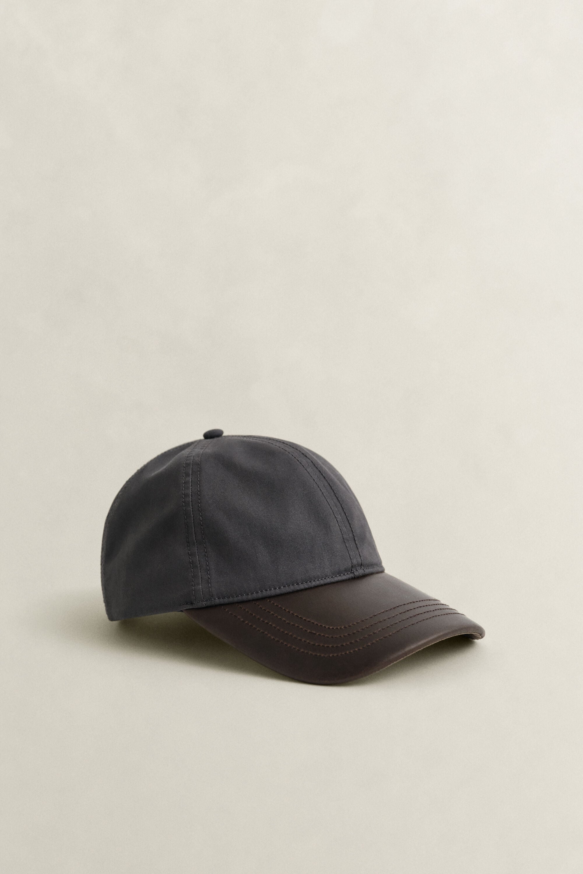Casquette en cuir ciré avec visière
