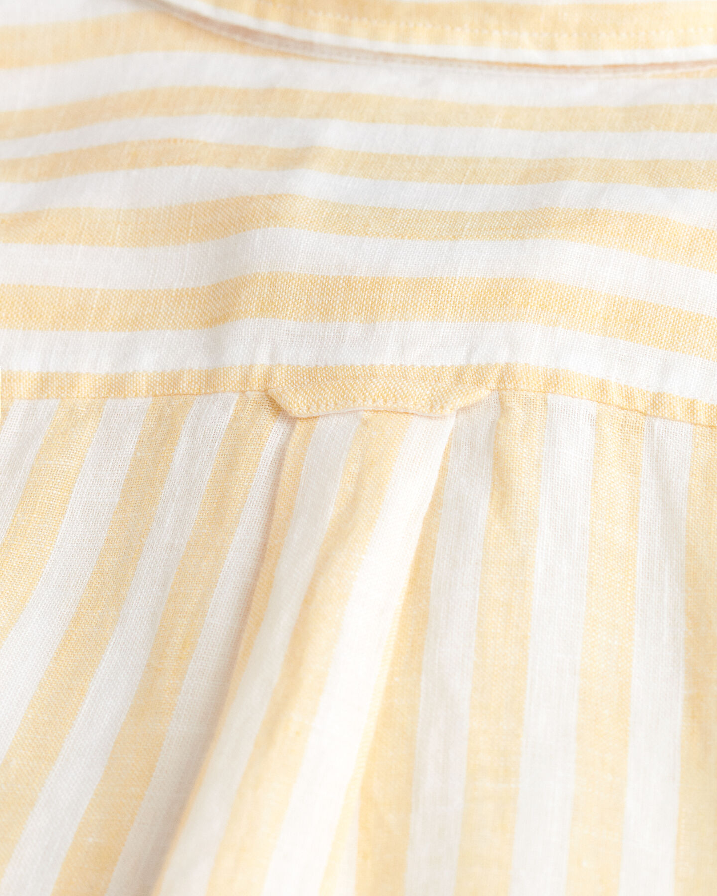 Chemise coupe d&eacute;contract&eacute;e en lin &agrave; rayures