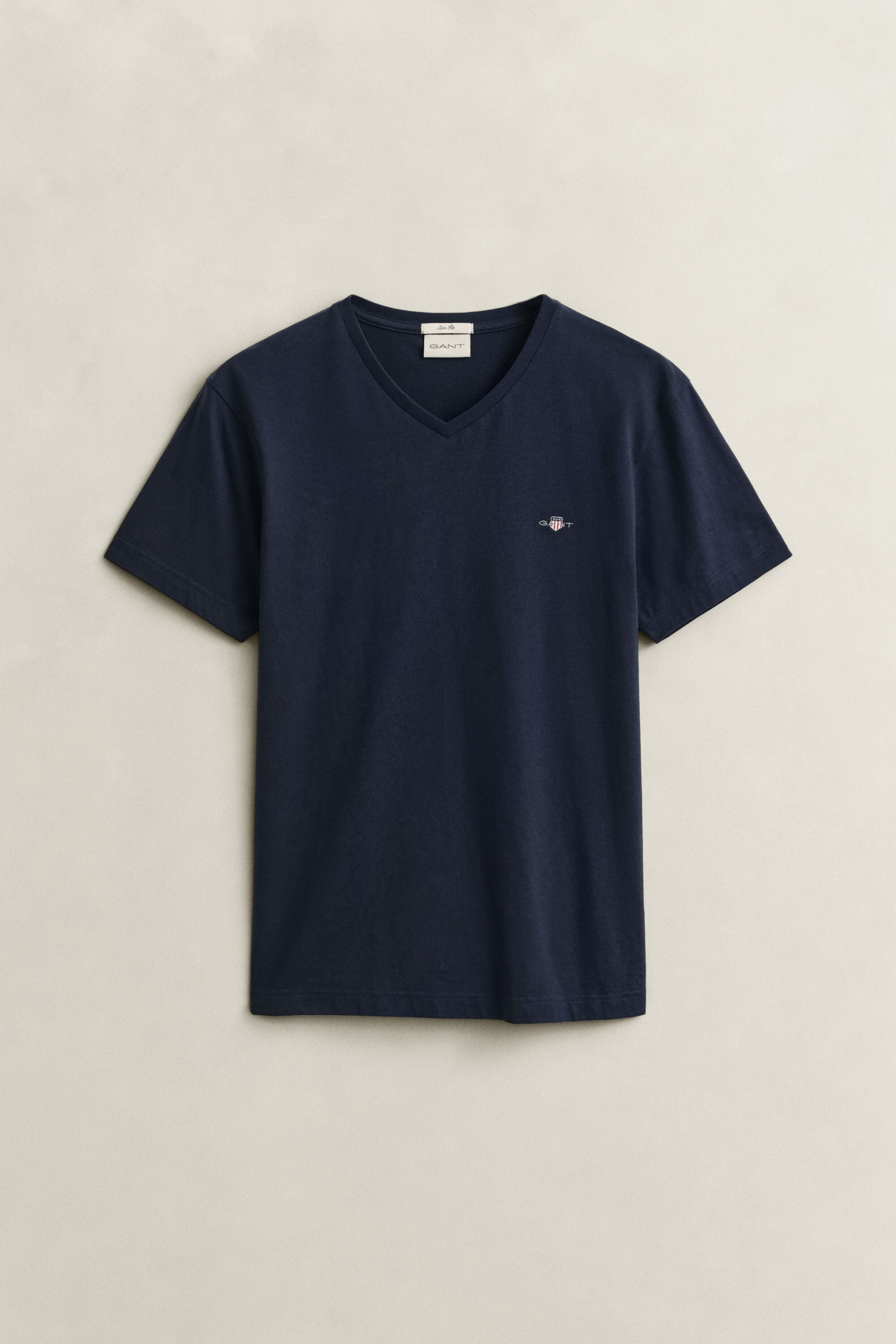 T-shirt col V avec écusson