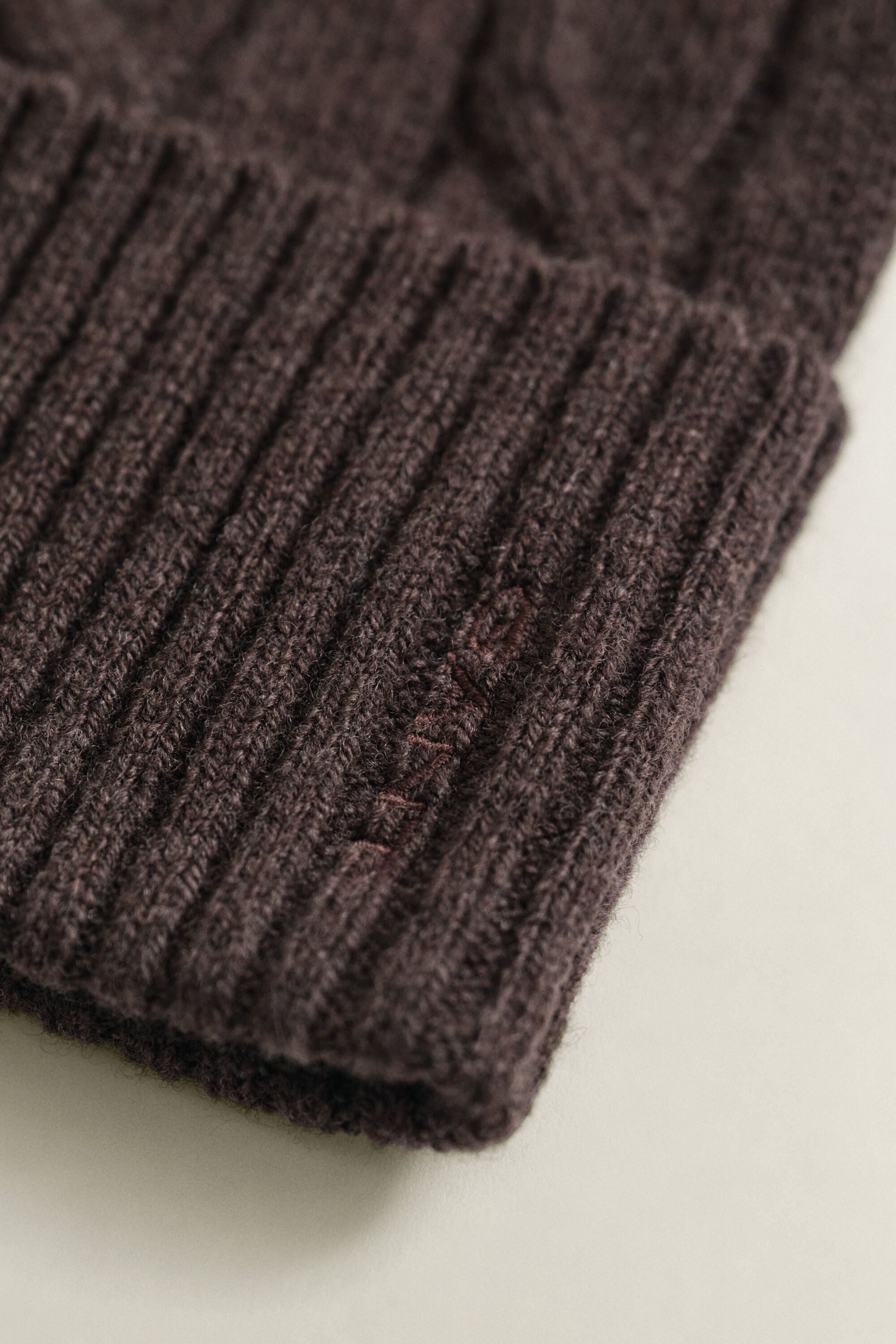Bonnet en maille de laine à torsades