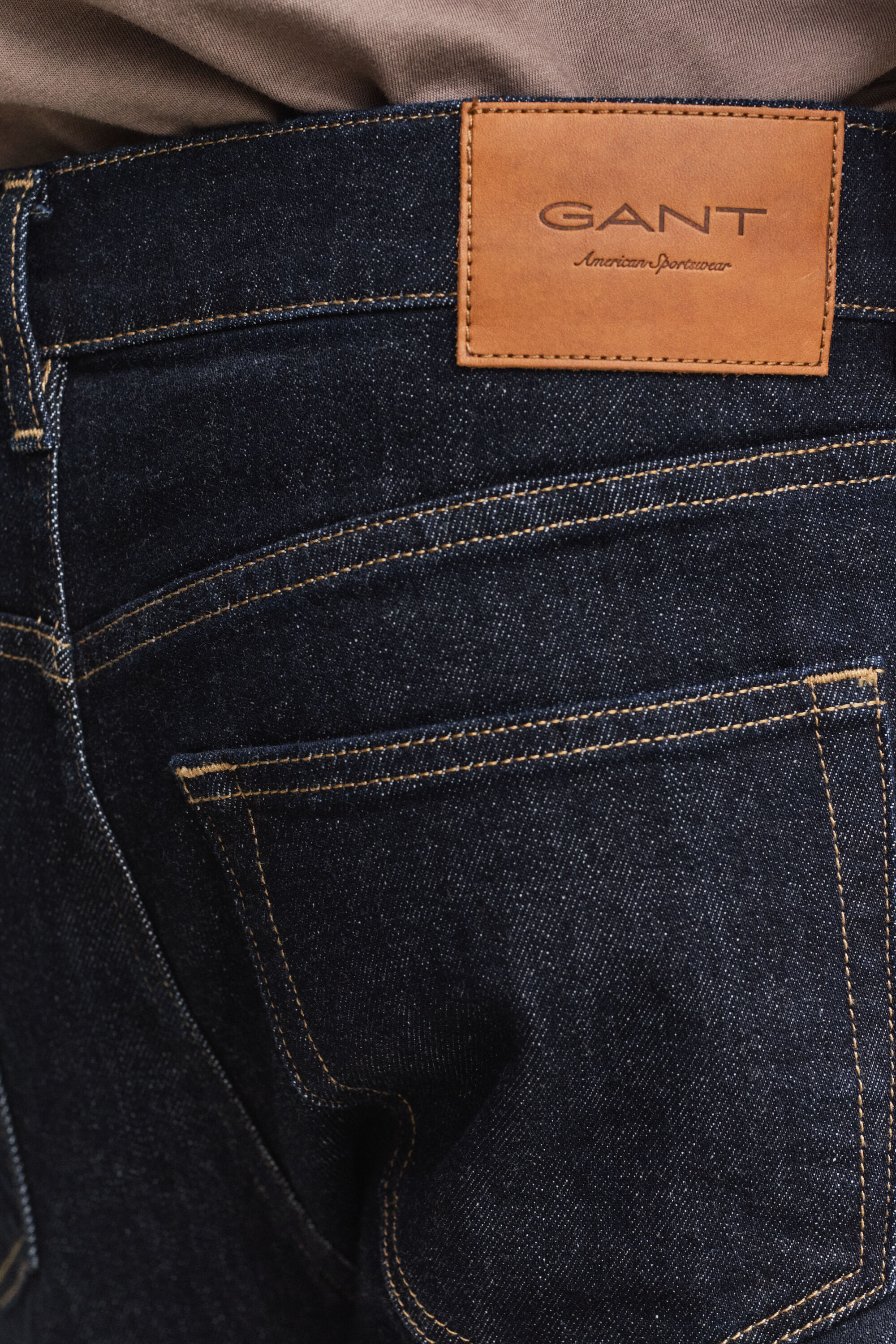 Jean coupe slim à délavage épuré