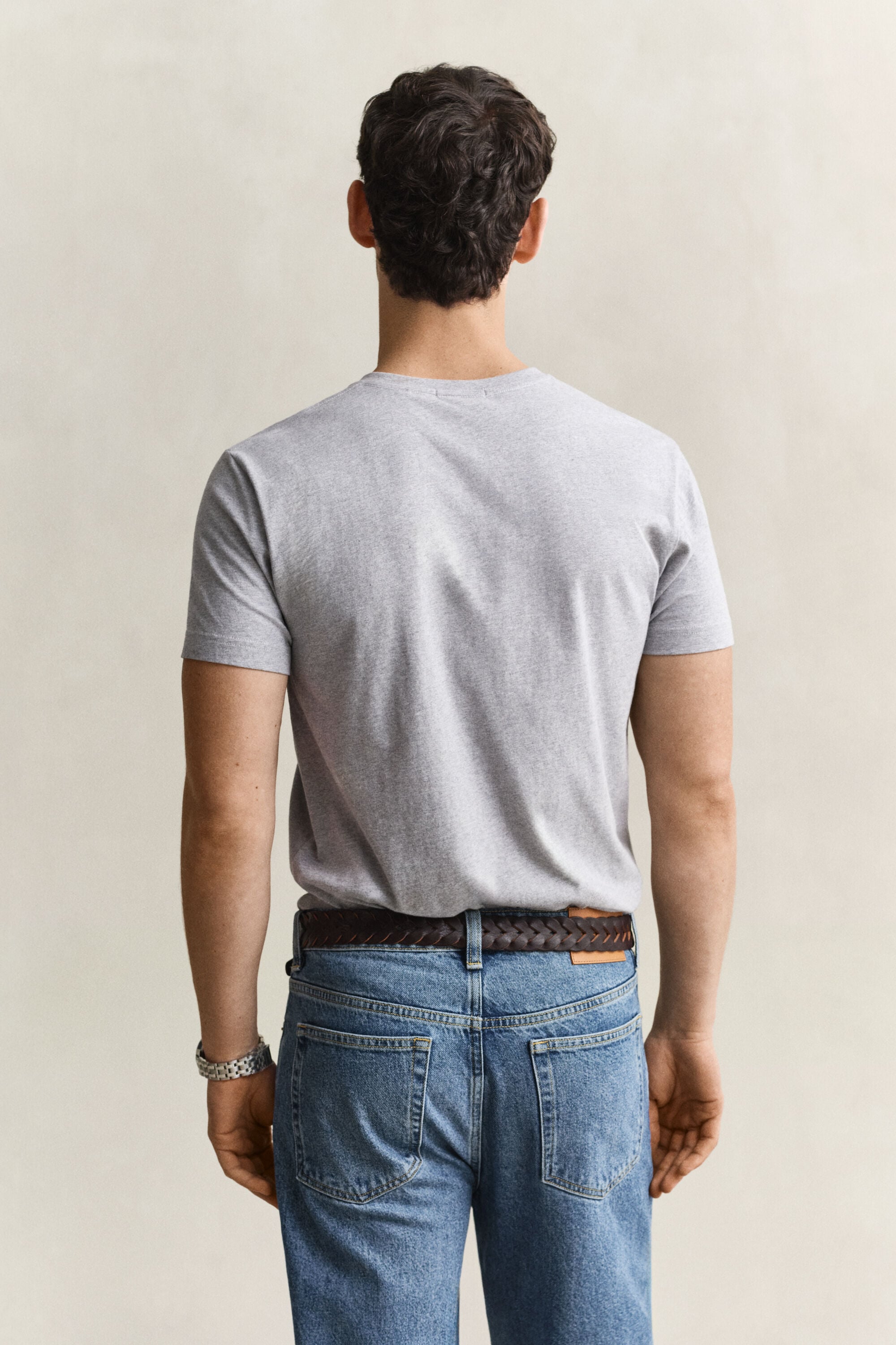 T-shirt col V avec écusson
