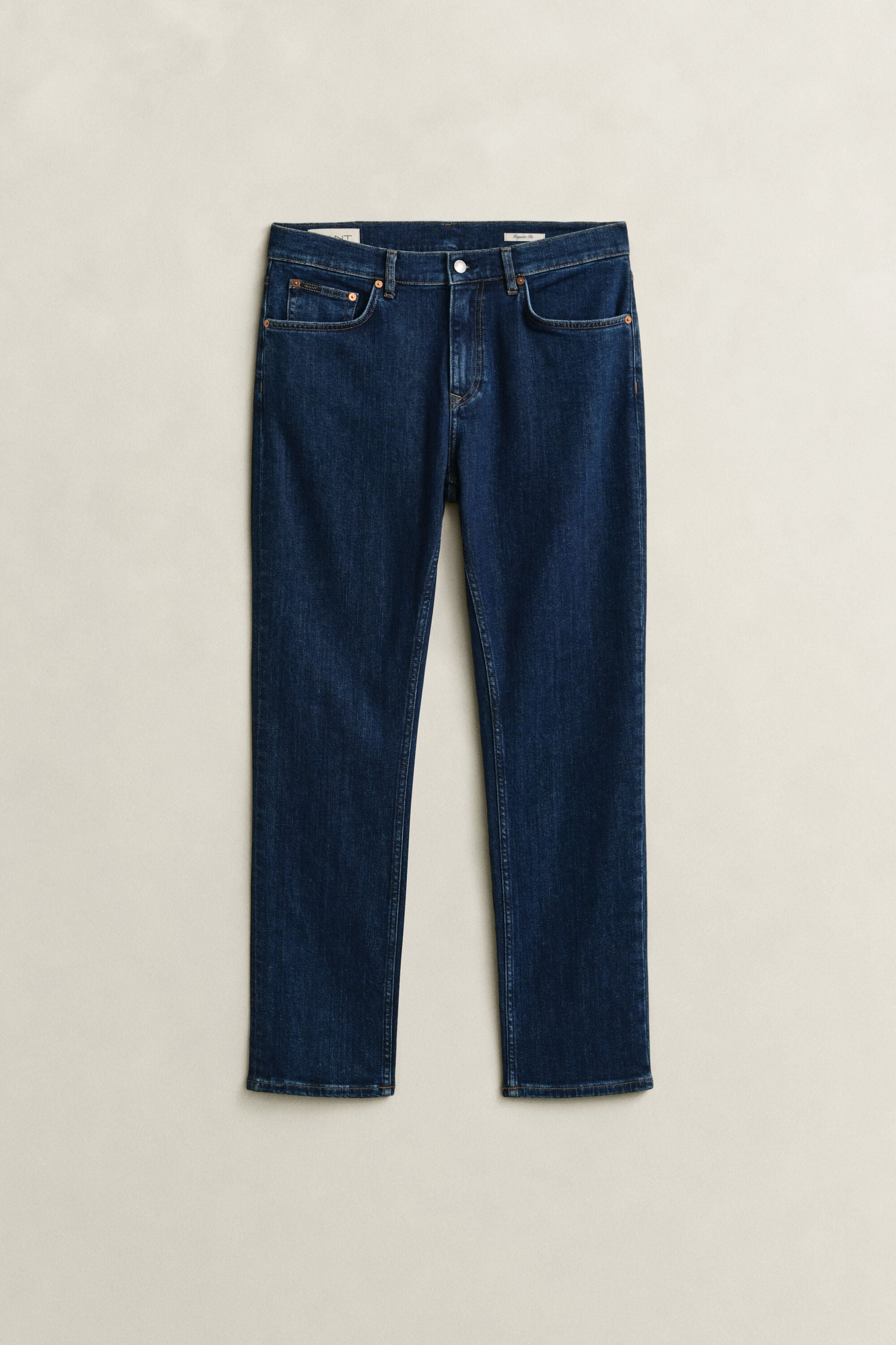 Jean coupe regular à délavage épuré