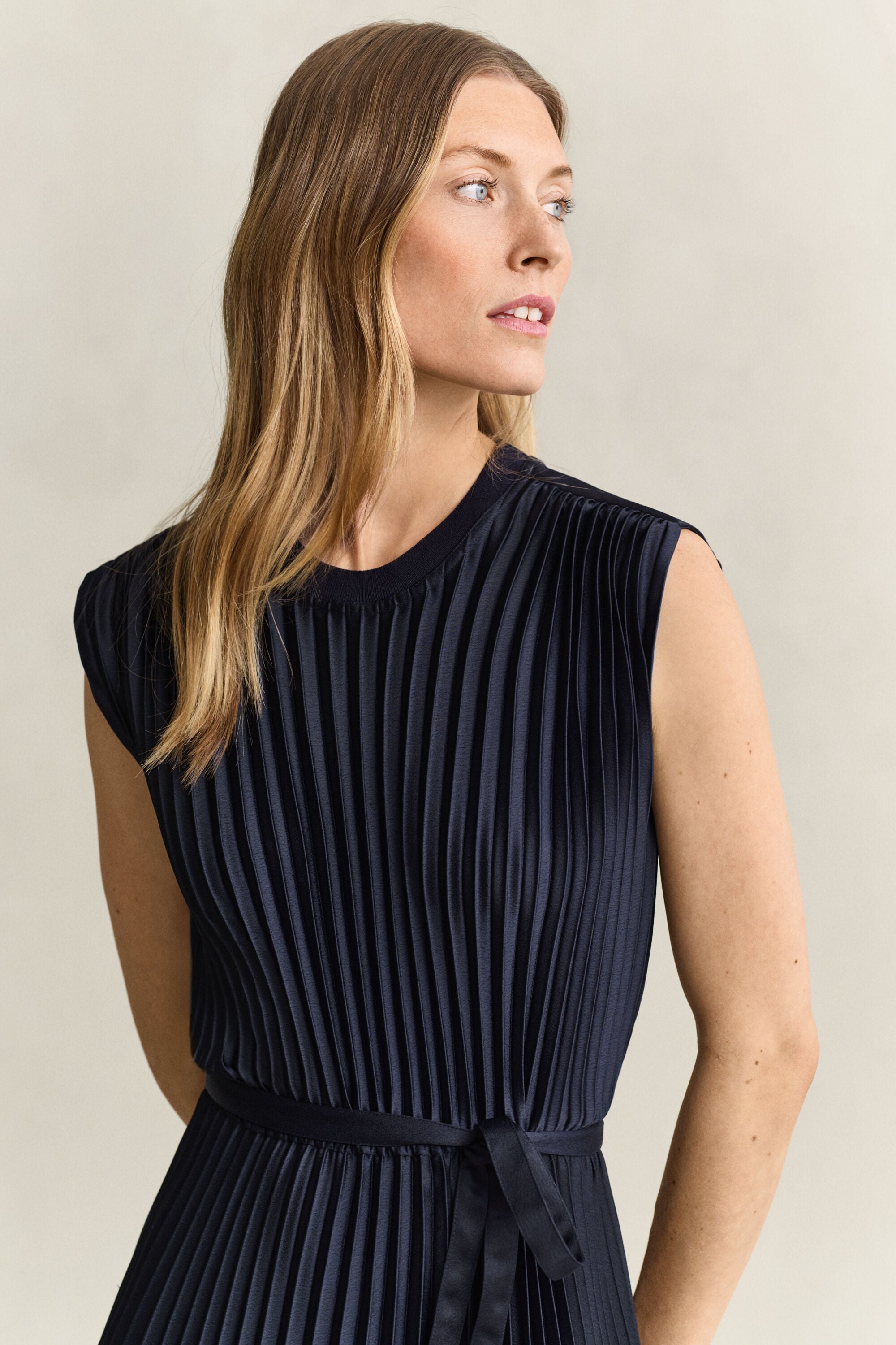 Robe plissée à ceinture.