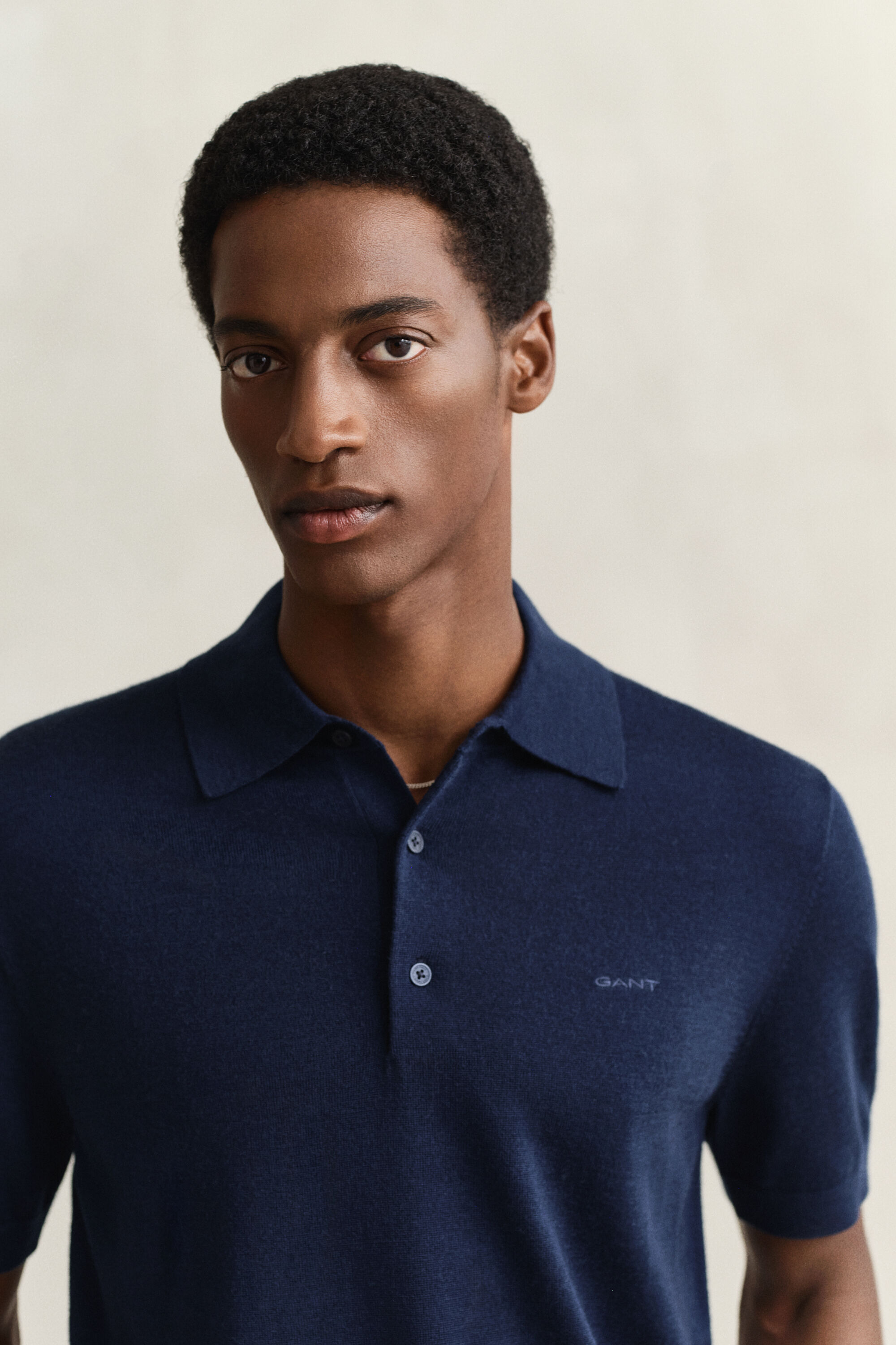 Pull façon polo en laine mérinos extrafine à manches courtes