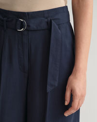 Pantalon court &agrave; jambes larges avec ceinture