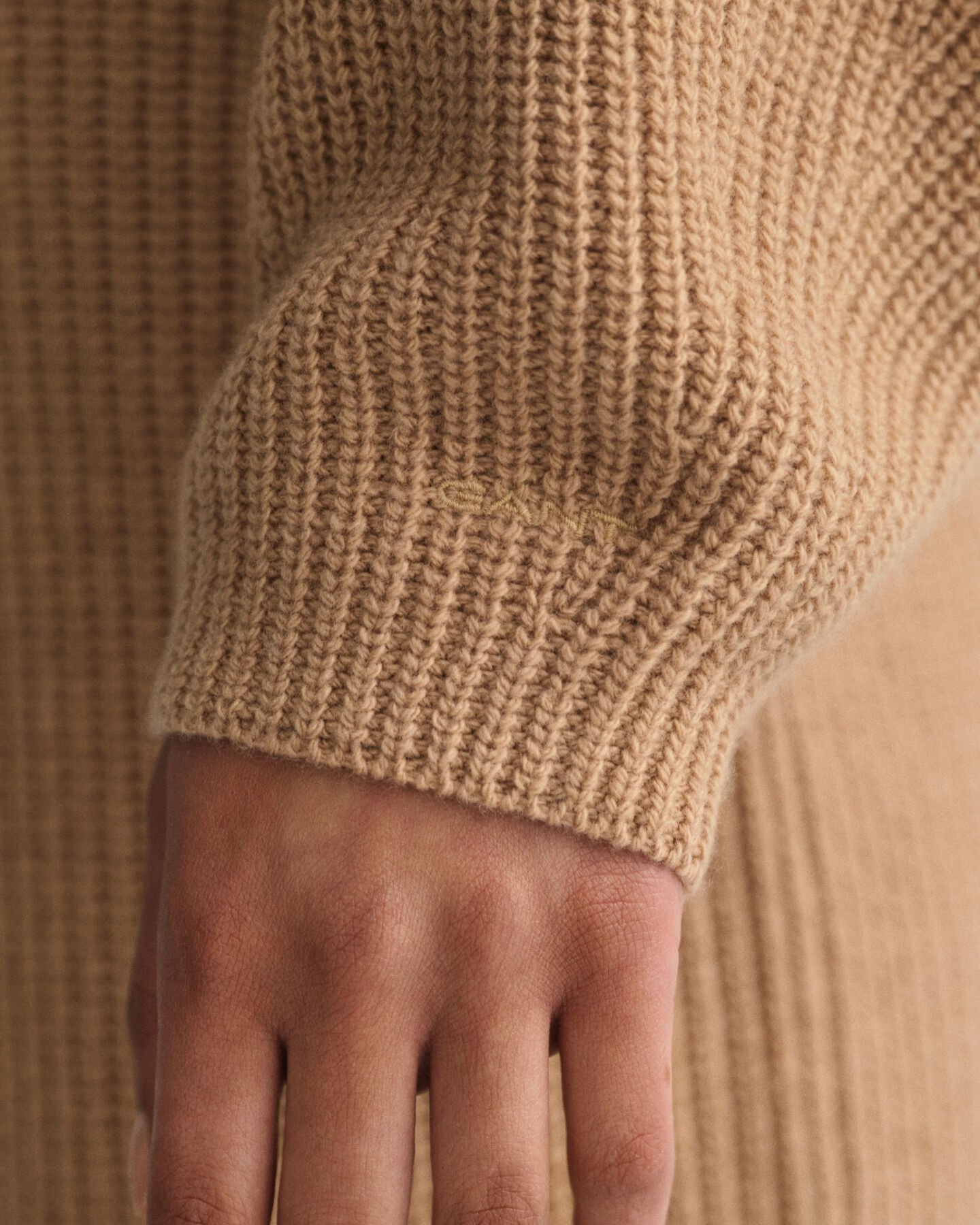 Robe col V en laine c&ocirc;tel&eacute;e