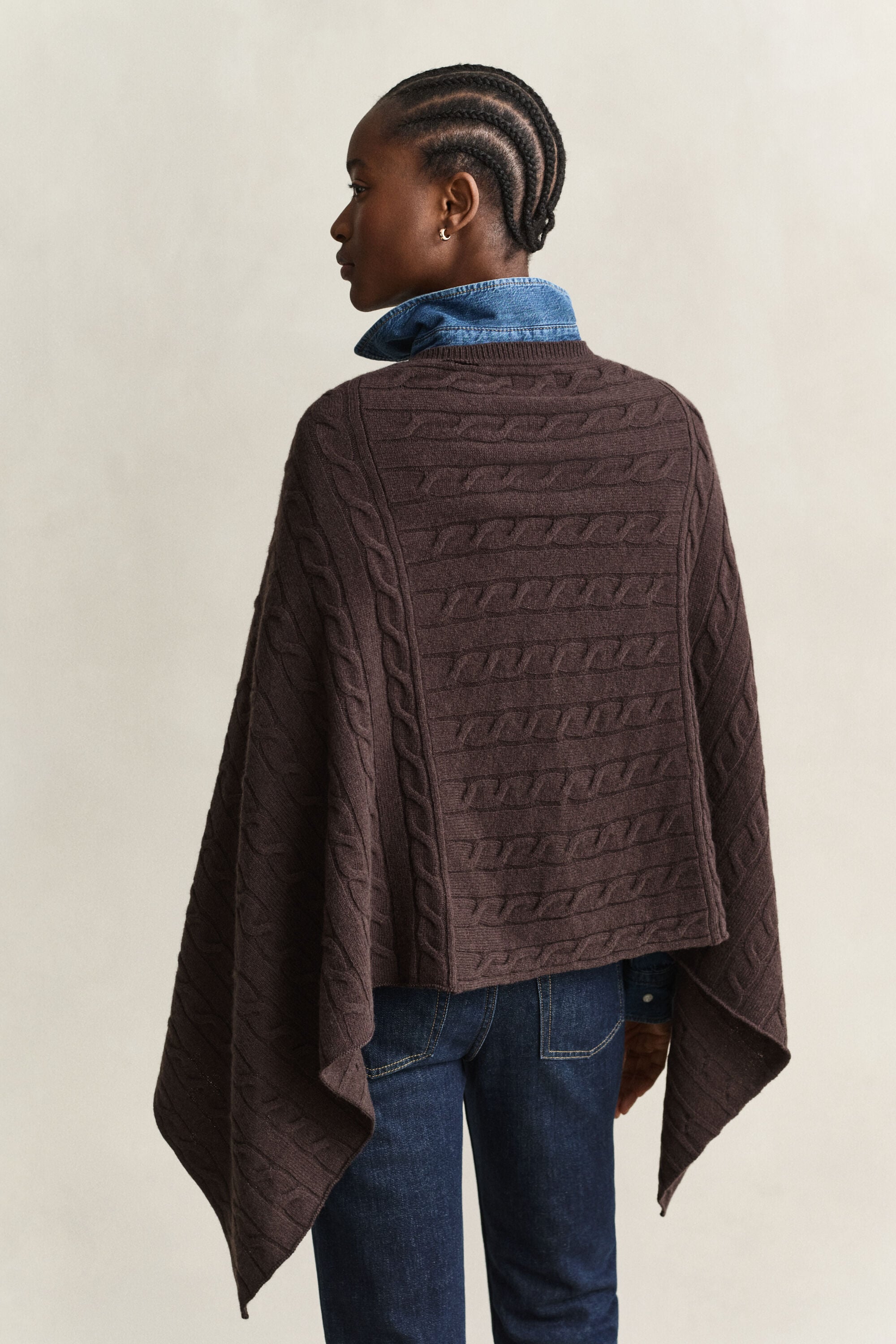 Poncho en maille de laine à torsades