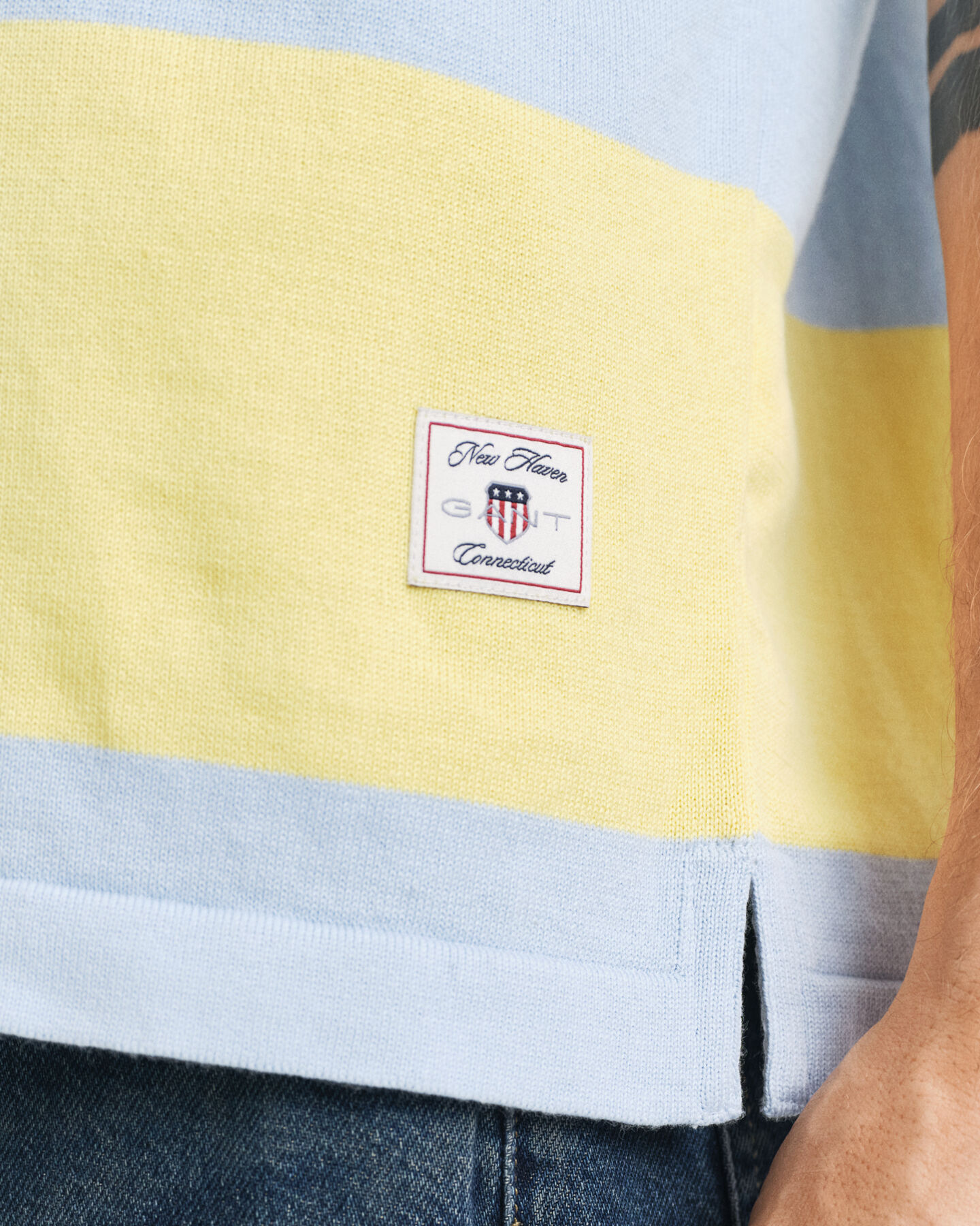 Polo en coton microtextur&eacute; &agrave; rayures