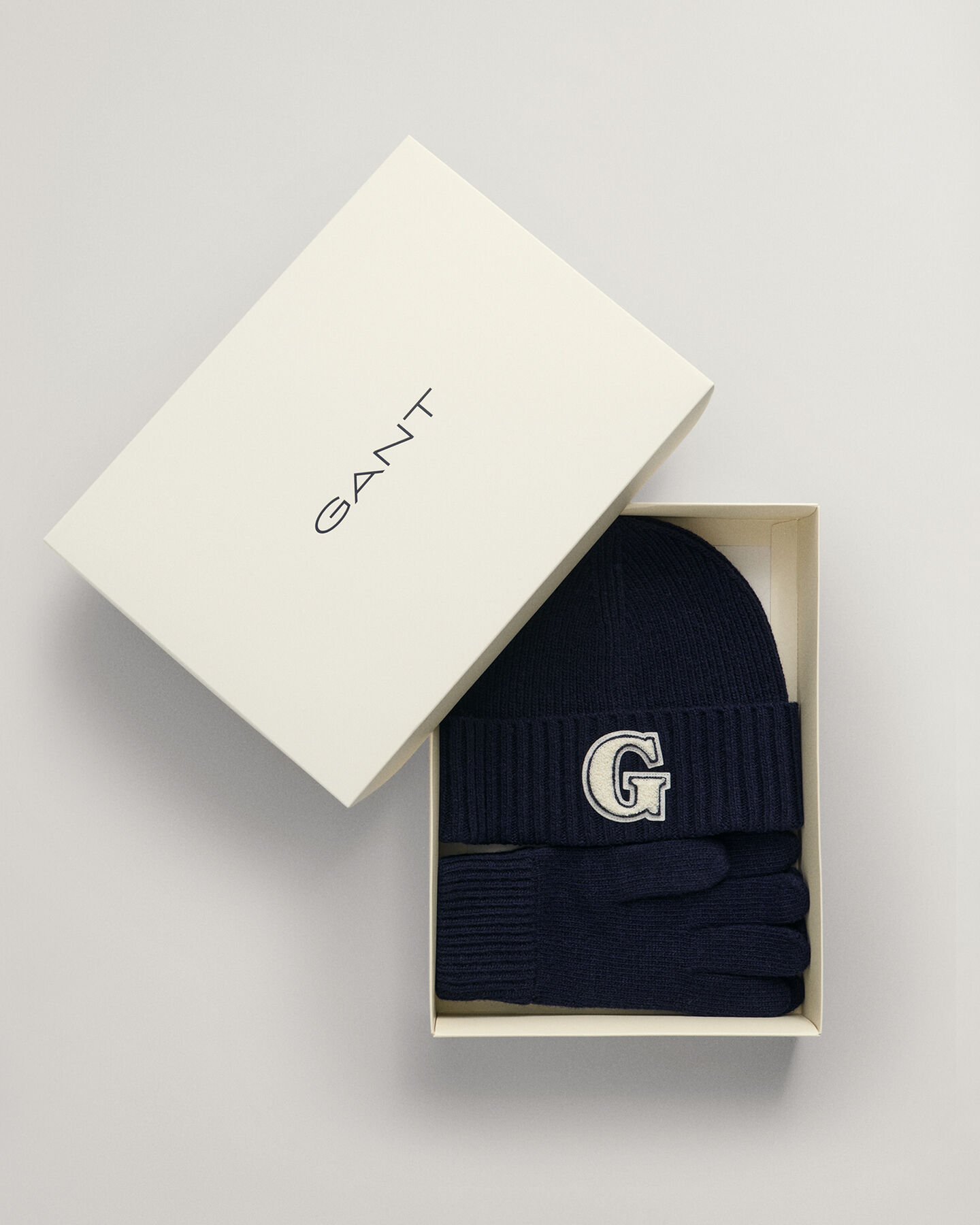 Coffret cadeau gants et bonnet &agrave; &eacute;cusson G