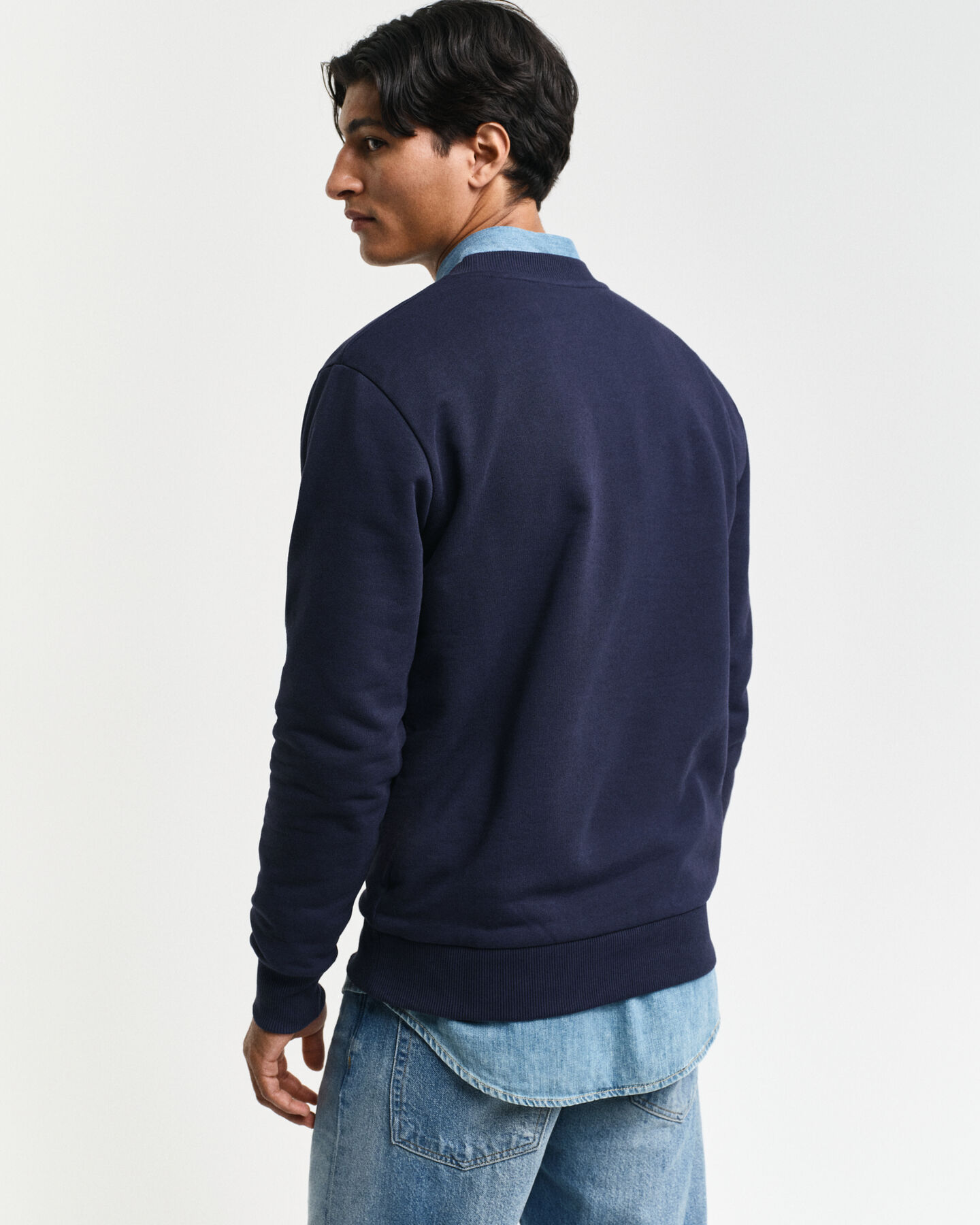 Sweat-shirt ras du cou avec &eacute;cusson ton sur ton